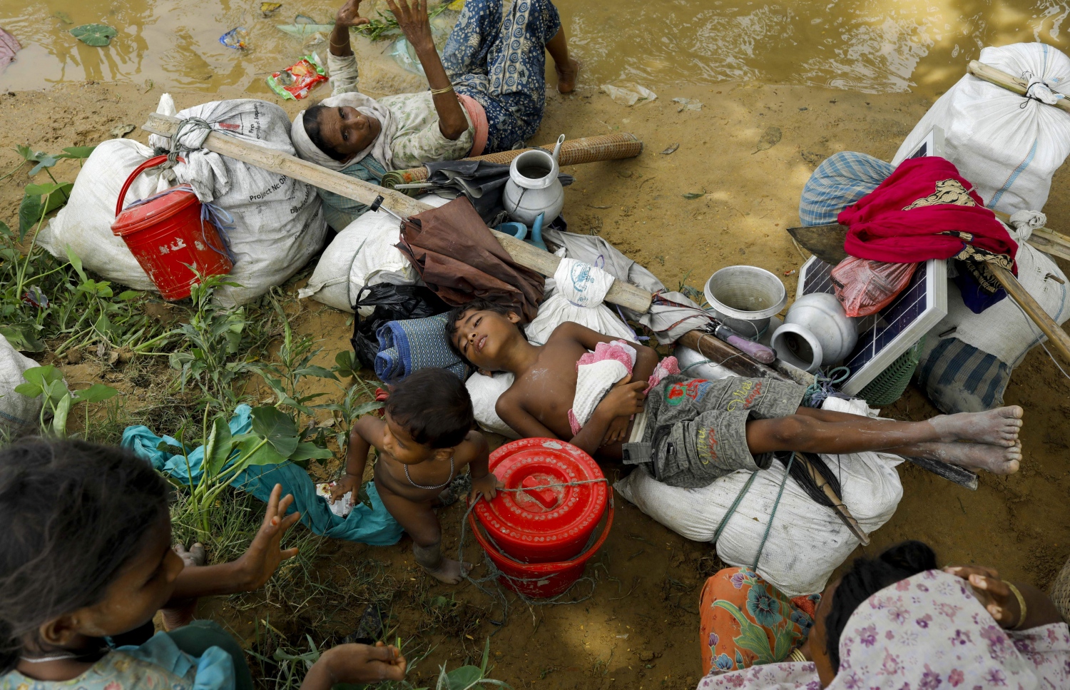 ބަންގްލަދޭޝްގެ ބޯޑަރު ހުރަސްކޮށްފައި ދިޔަ މިއަންމާގެ ރެފިއުޖީންތަކެއް ހާލުގައި ޖެހިފައި. --ފޮޓޯ:އޭއެފްޕީ