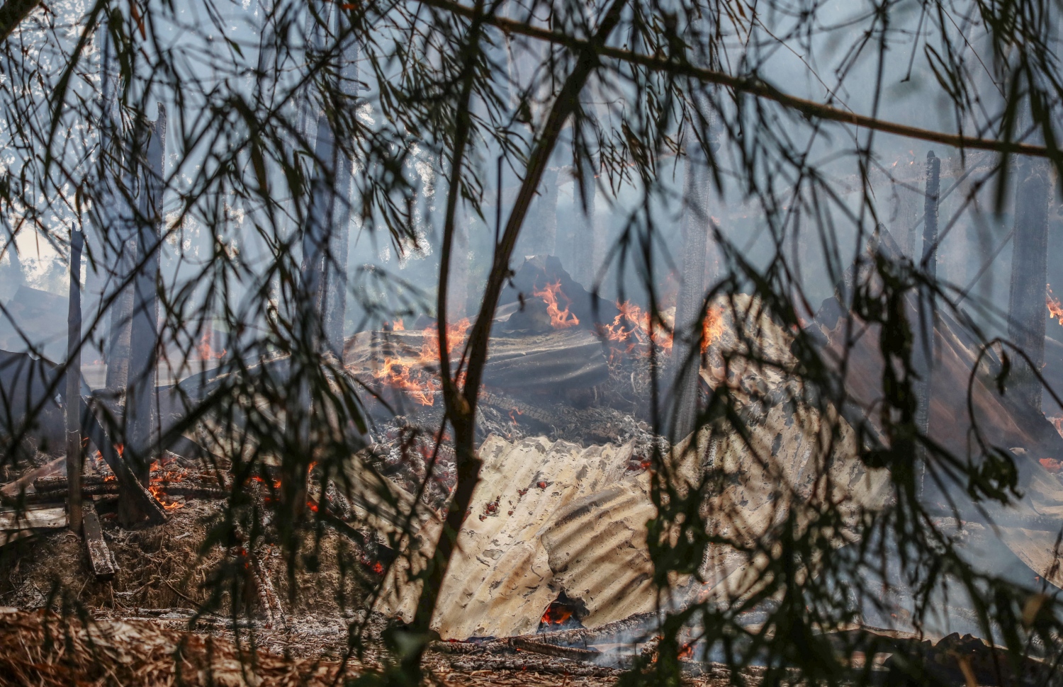 މިއަންމާގެ ރަކީން ސްޓޭޓުގެ މައުންޑޯ އަވަށުގައި މުސްލިމުން ދިރިއުޅޭ ތަނެއްގައި އަލިފާން ޖަހާފައި. --ފޮޓޯ:އޭއެފްޕީ