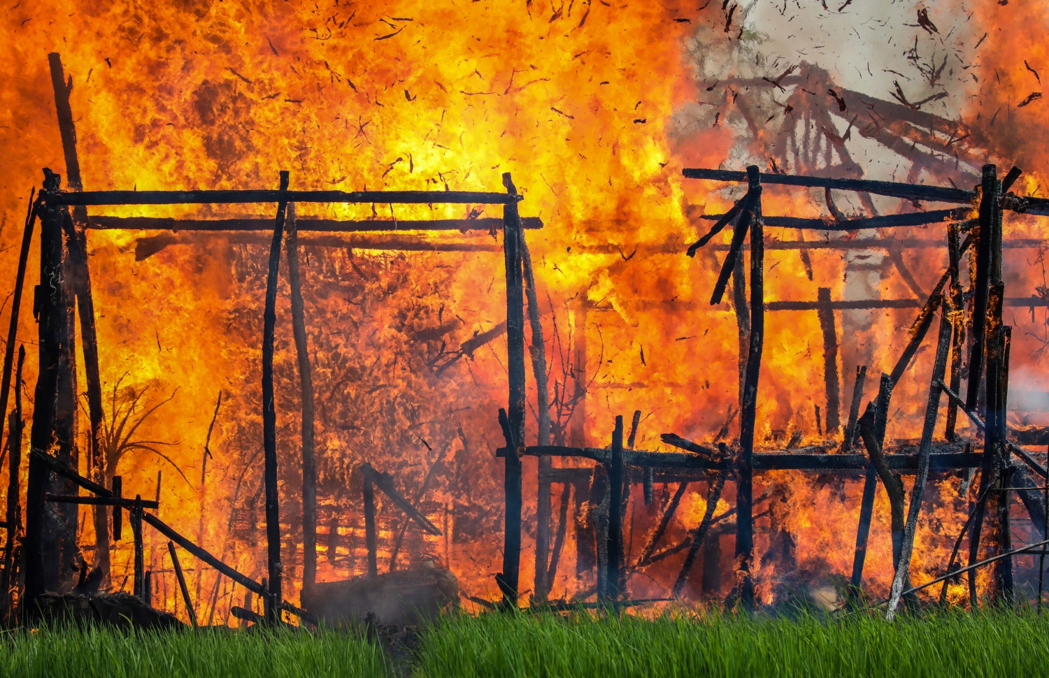 މިއަންމާގެ ރަކީން ސްޓޭޓުގެ މައުންޑޯ އަވަށުގައި މުސްލިމުން ދިރިއުޅޭ ތަނެއްގައި އަލިފާން ޖަހާފައި. --ފޮޓޯ:އޭއެފްޕީ