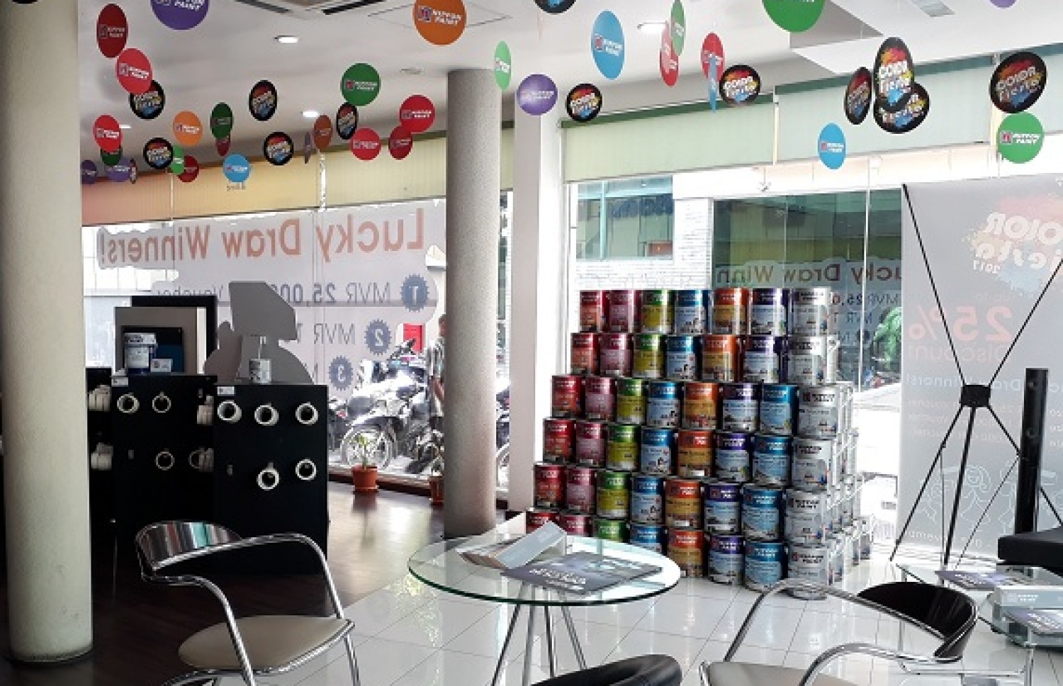 ޕްރޮމޯޝަނުގައި ނިޕޯން ޕެއިންޓްގެ ޕްރޮޑަކްޓްތަކުން 25 ޕަސެންޓާ ހަމަ އަށް ޑިސްކައުންޓް ލިބޭނެ.