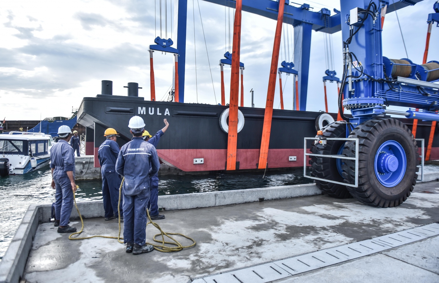 އެމްޓީސީސީގެ ބޯޓް ޔާޑްގައި ބޭނުންކުރާ ބޯޓު ހޮއިސްޓުން ބާޖެއް އުފުލަކީ: މިތަން ހުޅުވުމާއެކު އުޅަނދުފަހަރު އެހެލުމުގެ ޑިމާންޑް ވަނީ ވަރަށް ބޮޑުވެފައި.-- ފޮޓޯ: މިހާރު/ހުސައިން ވަހީދު