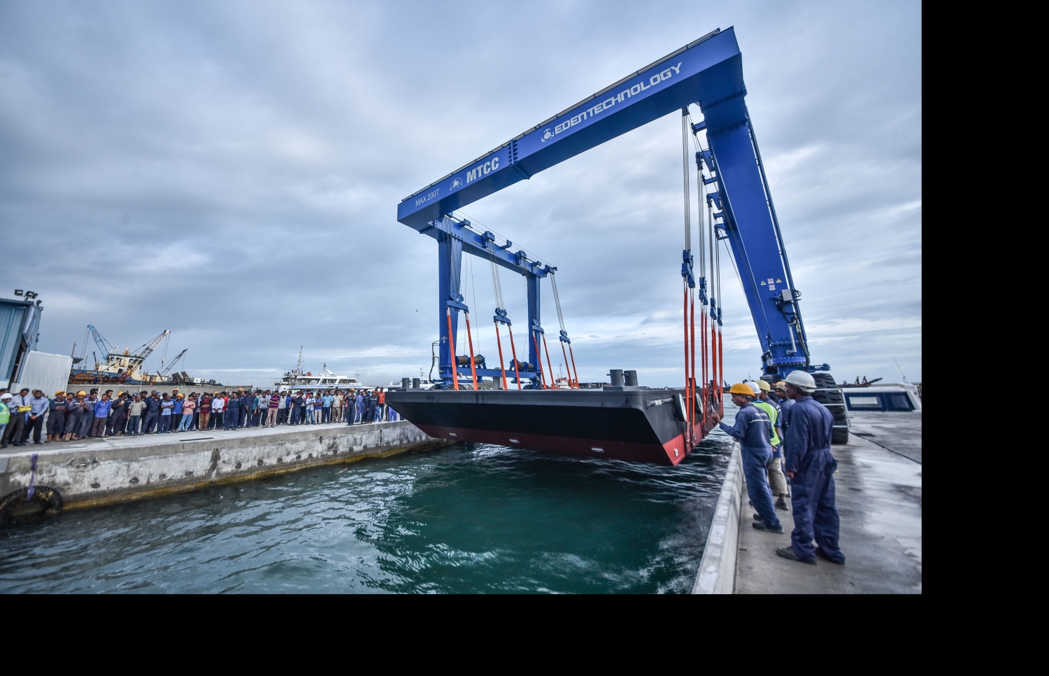 އެމްޓީސީސީގެ ބޯޓް ޔާޑްގައި ބޭނުންކުރާ ބޯޓު ހޮއިސްޓުން ބާޖެއް އުފުލާލައިގެން ގެންދަނީ: މިއީ އުޅަނދުފަހަރު އެހެލުމަށް ބޭނުންކުރާ އެންމެ ރައްކާތެރި ގޮތް.-- ފޮޓޯ: މިހާރު/ހުސައިން ވަހީދު