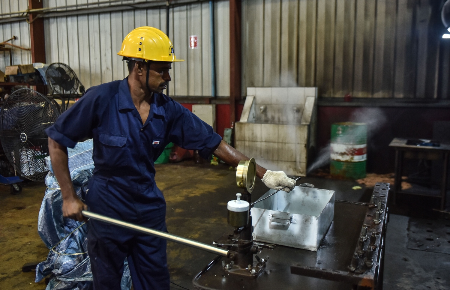 ތިލަފުށި: ސެޕްޓެމްބަރ 11، 2017- އެމްޓީސީސީން ތަރައްގީކޮށް، ރަސްމީކޮށް ހުޅުވި އެ ކުންފުނީގެ ބޯޓުޔާޑުގެ މުވައްޒަފަކު މަސަައްކަތުގައި: މިއީ އެންމެ ޒަމާނީ ޚިދުމަތްތަކާއެކު ތަރައްގީކުރި ތަނެއް ކަމަށް އެމްޓީސީސީން ބުނޭ.---ފޮޓޯ: ހުސެއިން ވަހީދު/މިހާރު