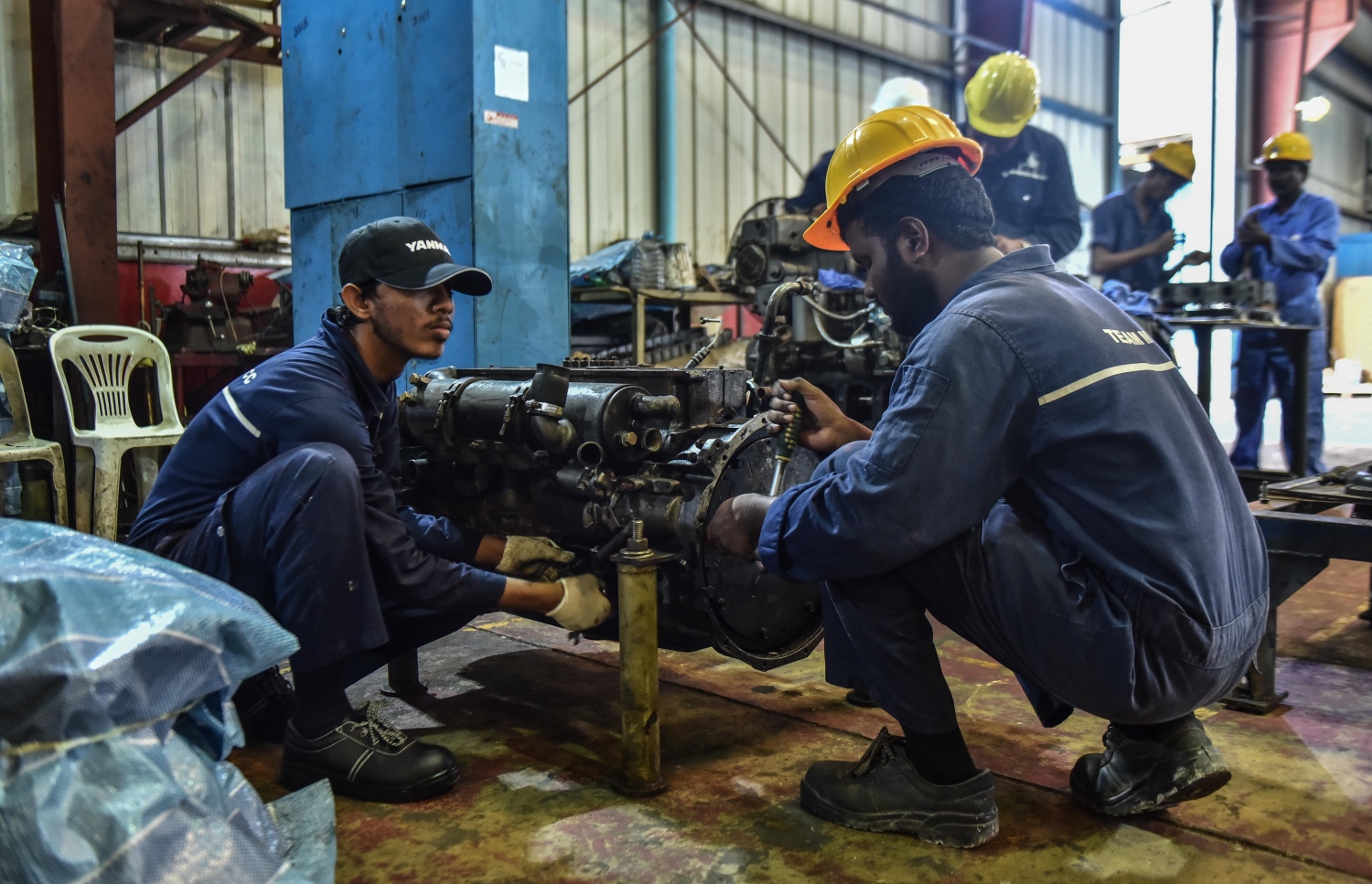 ތިލަފުށި: ސެޕްޓެމްބަރ 11، 2017- އެމްޓީސީސީން ތަރައްގީކޮށް، ރަސްމީކޮށް ހުޅުވި އެ ކުންފުނީގެ ބޯޓުޔާޑުގެ މުވައްޒަފުންތަކެއް މަސަައްކަތުގައި: މިއީ އެންމެ ޒަމާނީ ޚިދުމަތްތަކާއެކު ތަރައްގީކުރި ތަނެއް ކަމަށް އެމްޓީސީސީން ބުނޭ.---ފޮޓޯ: ހުސެއިން ވަހީދު/މިހާރު