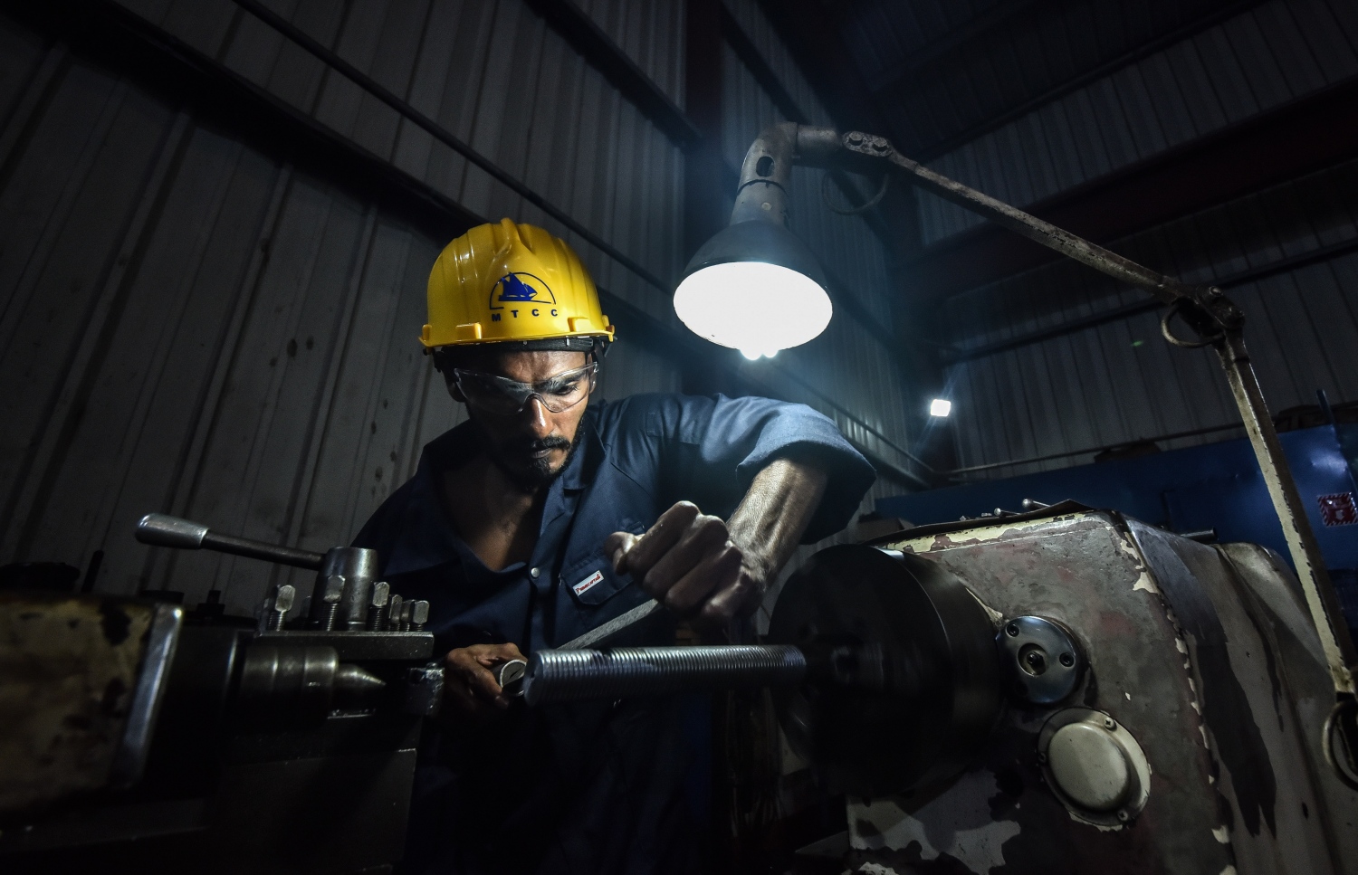 ތިލަފުށި: ސެޕްޓެމްބަރ 11، 2017- އެމްޓީސީސީން ތަރައްގީކޮށް، ރަސްމީކޮށް ހުޅުވި އެ ކުންފުނީގެ ބޯޓުޔާޑުގެ މުވައްޒަފަކު މަސަައްކަތުގައި: އަމާޒަކީ ވިޔަފާރި އުސޫލުން އެހެން ފަރާތްތަކަށް ވެސް ޚިދުމަތް ދިނުން ކަމަށް އެމްޓީސީސީން ބުނޭ.---ފޮޓޯ: ހުސެއިން ވަހީދު/މިހާރު