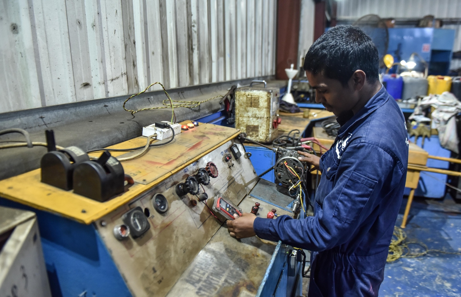 ތިލަފުށި: ސެޕްޓެމްބަރ 11، 2017- އެމްޓީސީސީން ތަރައްގީކޮށް، ރަސްމީކޮށް ހުޅުވި އެ ކުންފުނީގެ ބޯޓުޔާޑުގެ މުވައްޒަފަކު މަސަައްކަތުގައި: މިއީ އެންމެ ޒަމާނީ ޚިދުމަތްތަކާއެކު ތަރައްގީކުރި ތަނެއް ކަމަށް އެމްޓީސީސީން ބުނޭ.---ފޮޓޯ: ހުސެއިން ވަހީދު/މިހާރު