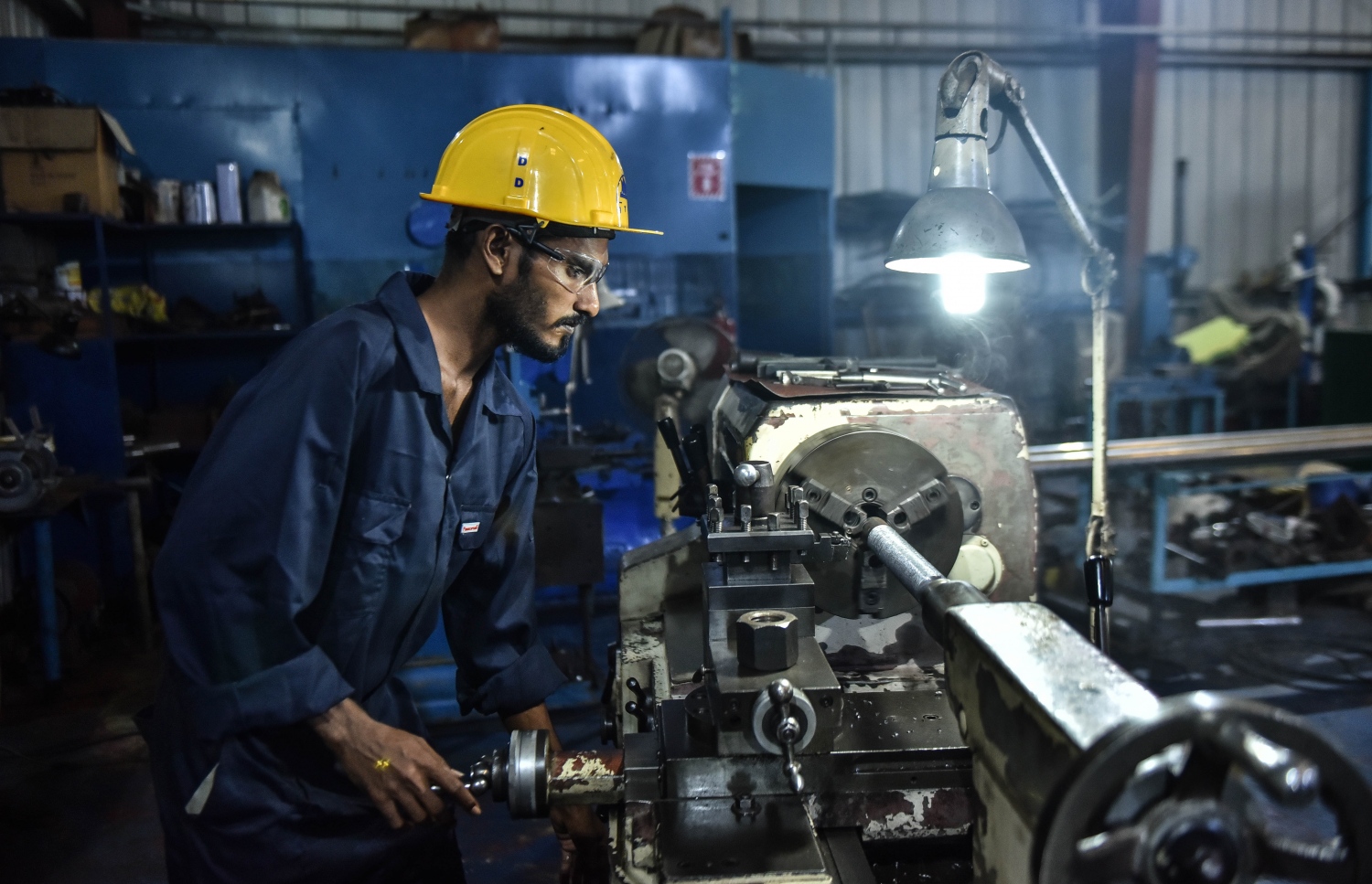 ތިލަފުށި: ސެޕްޓެމްބަރ 11، 2017- އެމްޓީސީސީން ތަރައްގީކޮށް، ރަސްމީކޮށް ހުޅުވި އެ ކުންފުނީގެ ބޯޓުޔާޑުގެ މުވައްޒަފަކު މަސަައްކަތުގައި: އަމާޒަކީ ވިޔަފާރި އުސޫލުން އެހެން ފަރާތްތަކަށް ވެސް ޚިދުމަތް ދިނުން ކަމަށް އެމްޓީސީސީން ބުނޭ.---ފޮޓޯ: ހުސެއިން ވަހީދު/މިހާރު