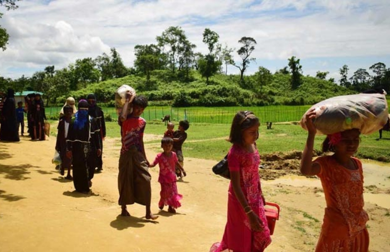 މިއަންމާގެ ރެފިއުޖީންތަކެއް ބަންގްލަދޭޝް އަށް އެތެރެވަނީ.