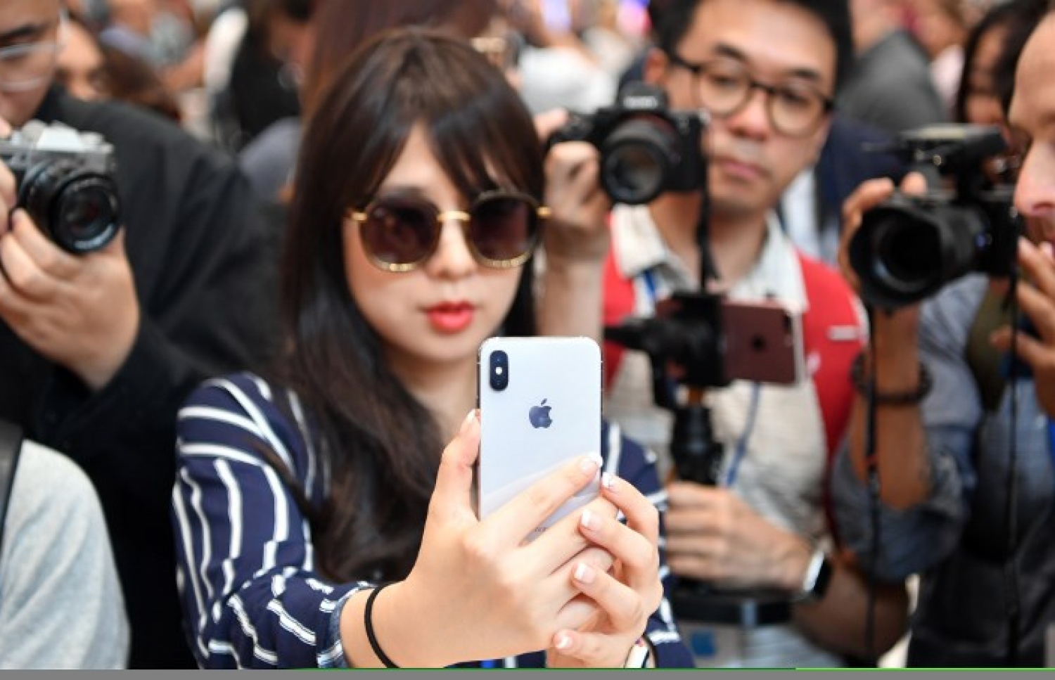 އެޕަލްގެ އާ އުފެއްދުންތައް ދައްކާލުމަށް، ކެލިފޯނިއާގެ ކަޕަޓީނޯގައި ހުންނަ އެ ކުންފުނީގެ އާ ކެމްޕަސްގައ ސެޕްޓެމްބަރު 12، 2017 ގައި ބޭއްވި ހާއްސަ ހަފުލާގައި މީހަކު އައިފޯން 10 އިން ސެލްފީއެއް ނަގަނީ -- ފޮޓޯ: އޭއެފްޕީ