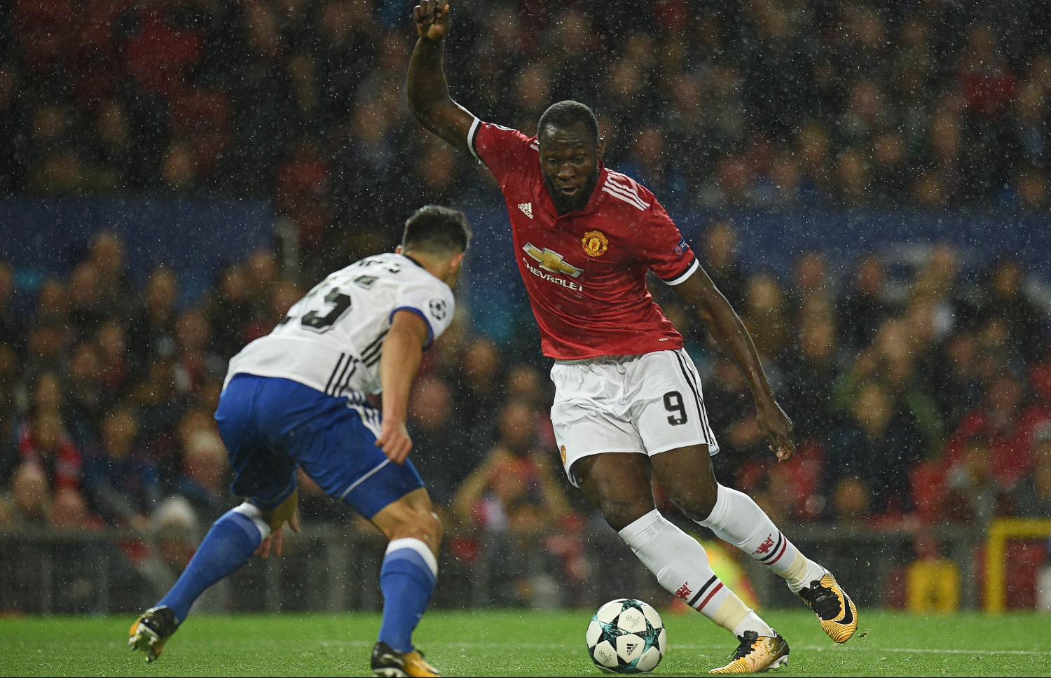 ބާސެލްގެ ރިވެރޯސް (ވ) ކައިރިން ޔުނައިޓެޑްގެ ލުކާކޫ ބޯޅަ ހިފައިގެންދަނީ.-- ފޮޓޯ: އޭއެފްޕީ