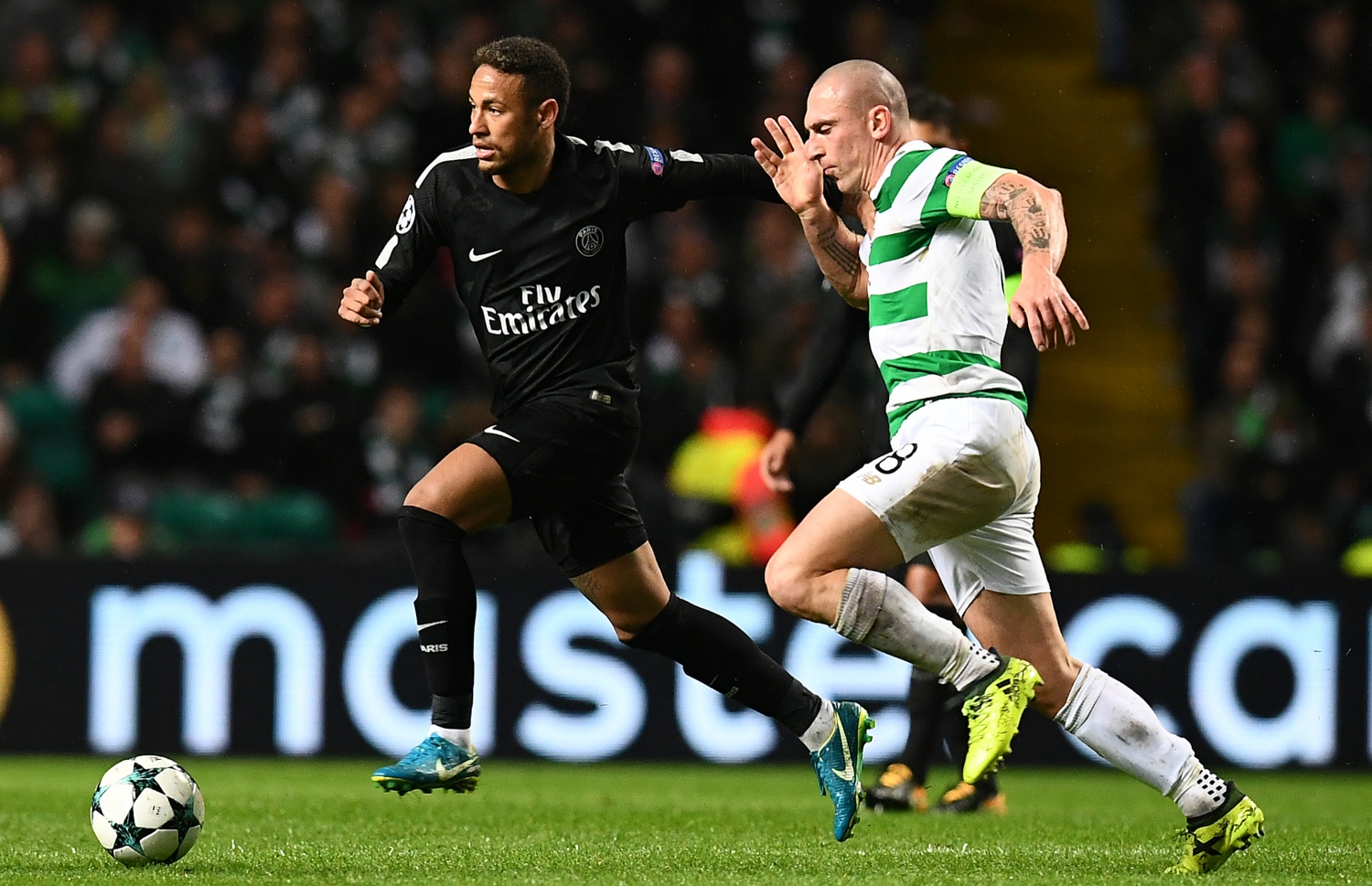 ސެލްޓިކުގެ ކުޅުންތެރިއެއް ކައިރިން ޕީއެސްޖީގެ ނޭމާ (ވ) ދެމި ގަންނަނީ. --ފޮޓޯ: އޭއެފްޕީ