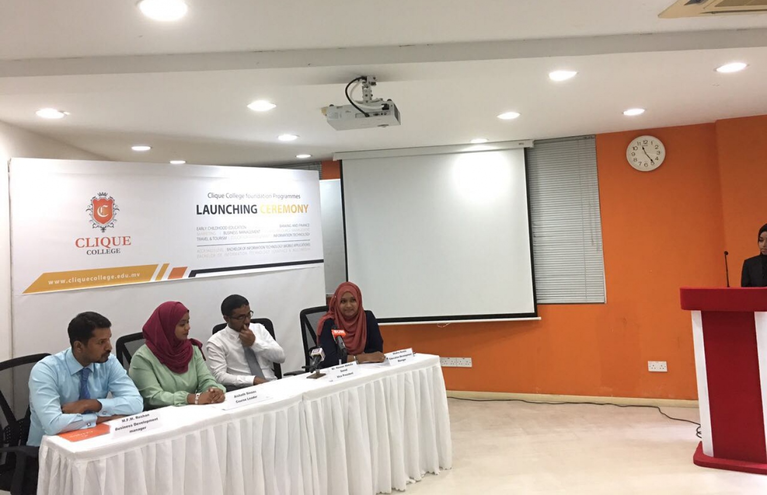 ކްލިކް ކޮލެޖުގެ އާ ކޯސްތައް ތައާރަފުކުރަން މިއަދު ބޭއްވި ނޫސްވެރިންގެ ބައްދަލުވުމުގެ ތެރެއިން