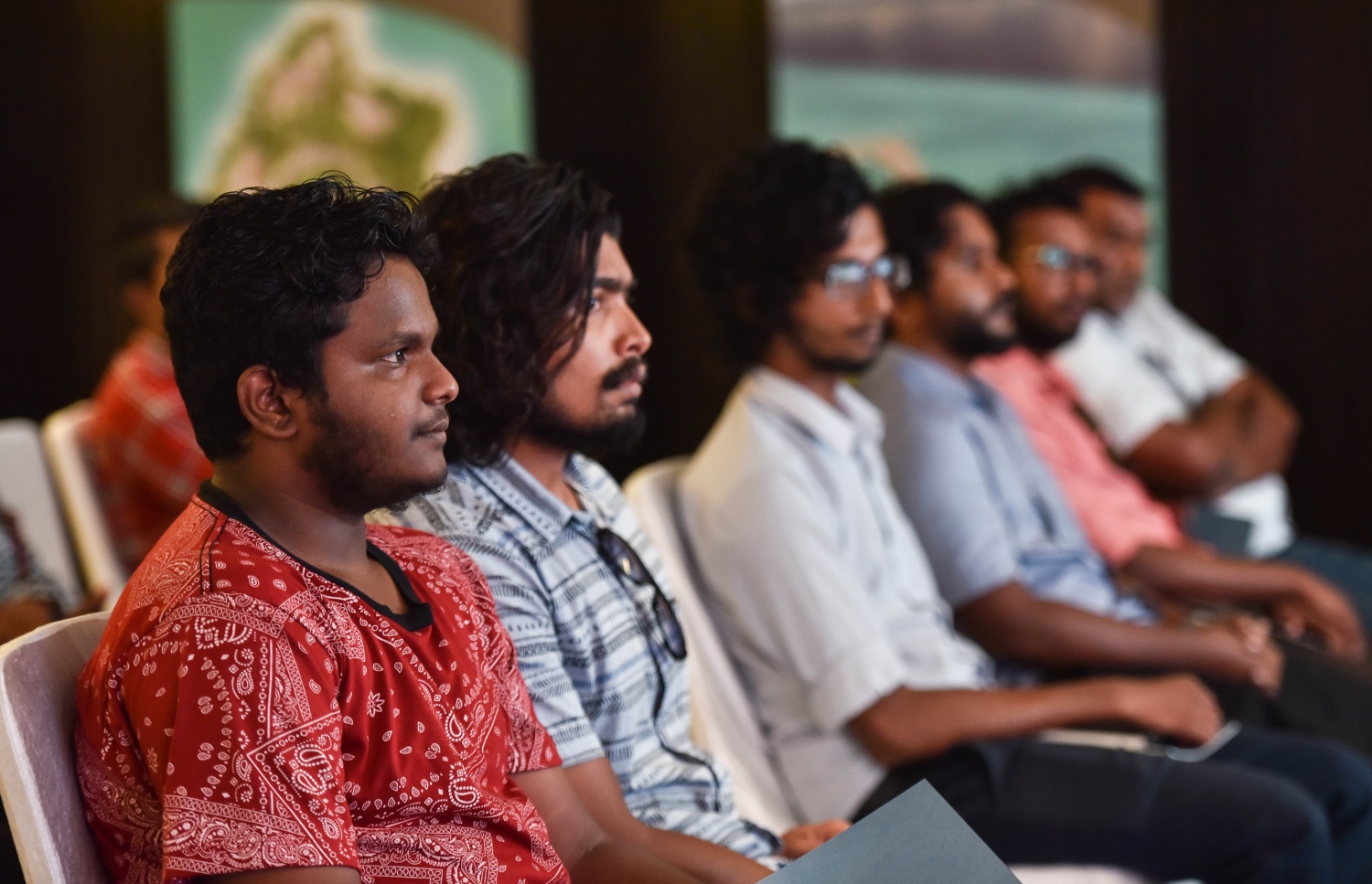 ބަރެސްދޫގައި ހަދާ ގެސްޓްހައުސްތަކާ ބެހޭ މައުލޫމާތު ހޯދަން ގޮސް ތިބި ބައެއް މީހުން މަޑުކޮށްލައިގެން. ފޮޓޯ: ހުސެއިން ވަހީދު /މިހާރު