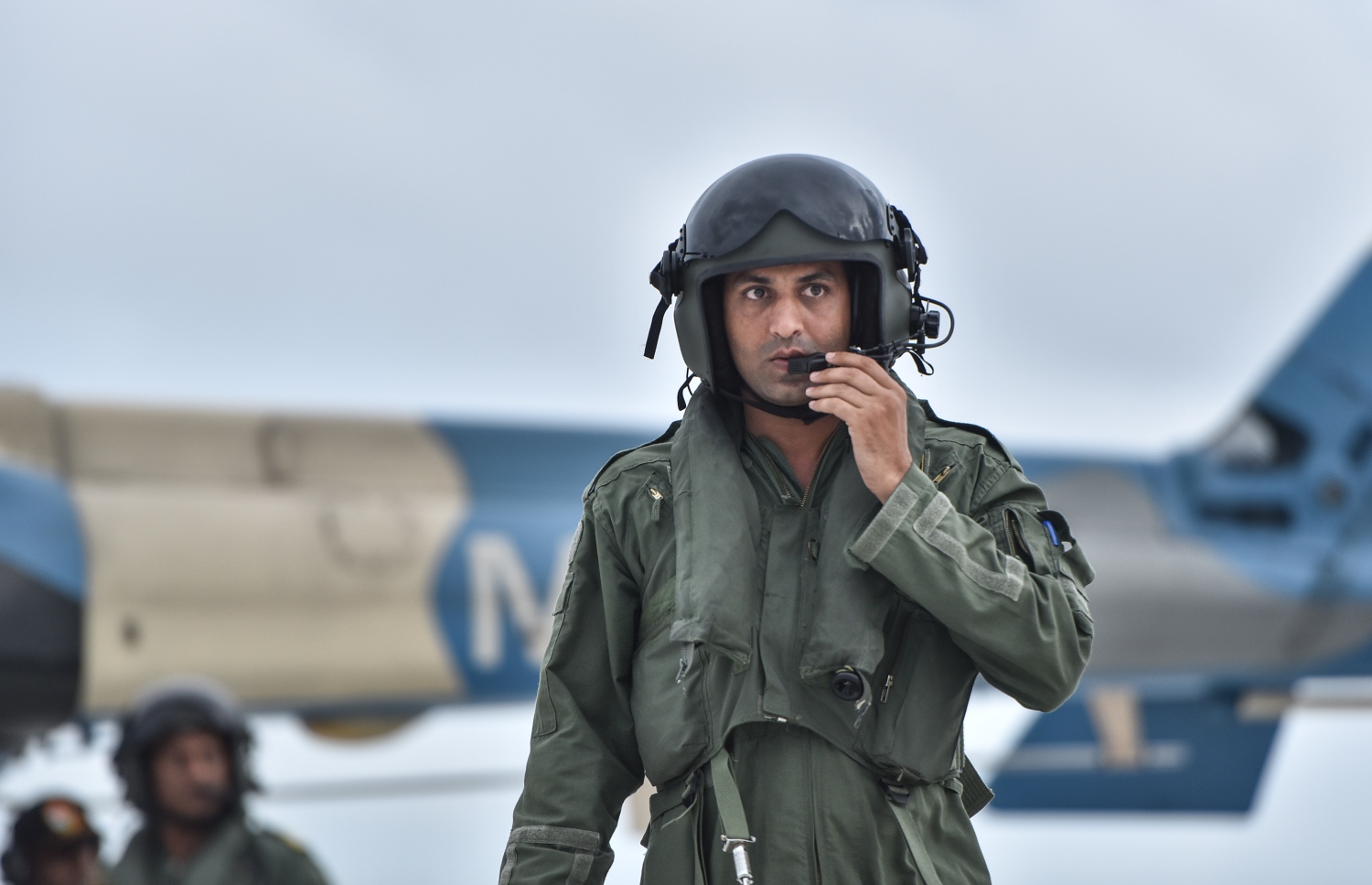 ރަށަކުން މާލެ އަށް ބަލި މީހަކު ގެނައުމަށް ކުރި ދަތުރަކަށް ފަހު، ހެލިކޮޕްޓަރުން ފޭބި އިންޑިއާ ސިފައިންގެ މީހެއް. ---ފޮޓޯ: ހުސެއިން ވަހީދު/މިހާރު