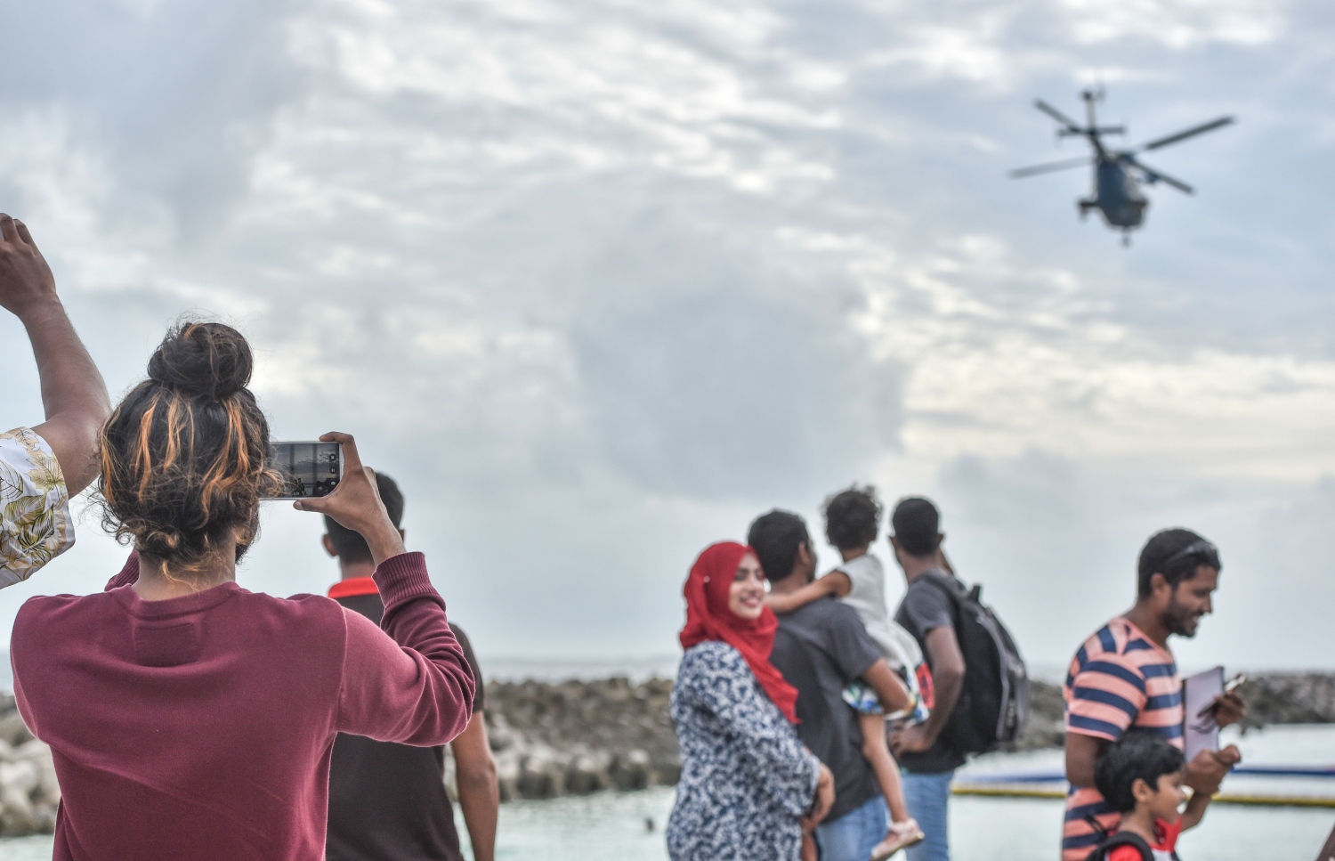 ބަލި މީހަކު ގޮވައިގެން މާލެ އައި ހެލިކޮޕްޓަރު ޖައްސާތަން ބަލަން މީހުން މަޑުކޮށްލައިގެން-- މިހާރު ފޮޓޯ: ހުސެން ވަހީދު