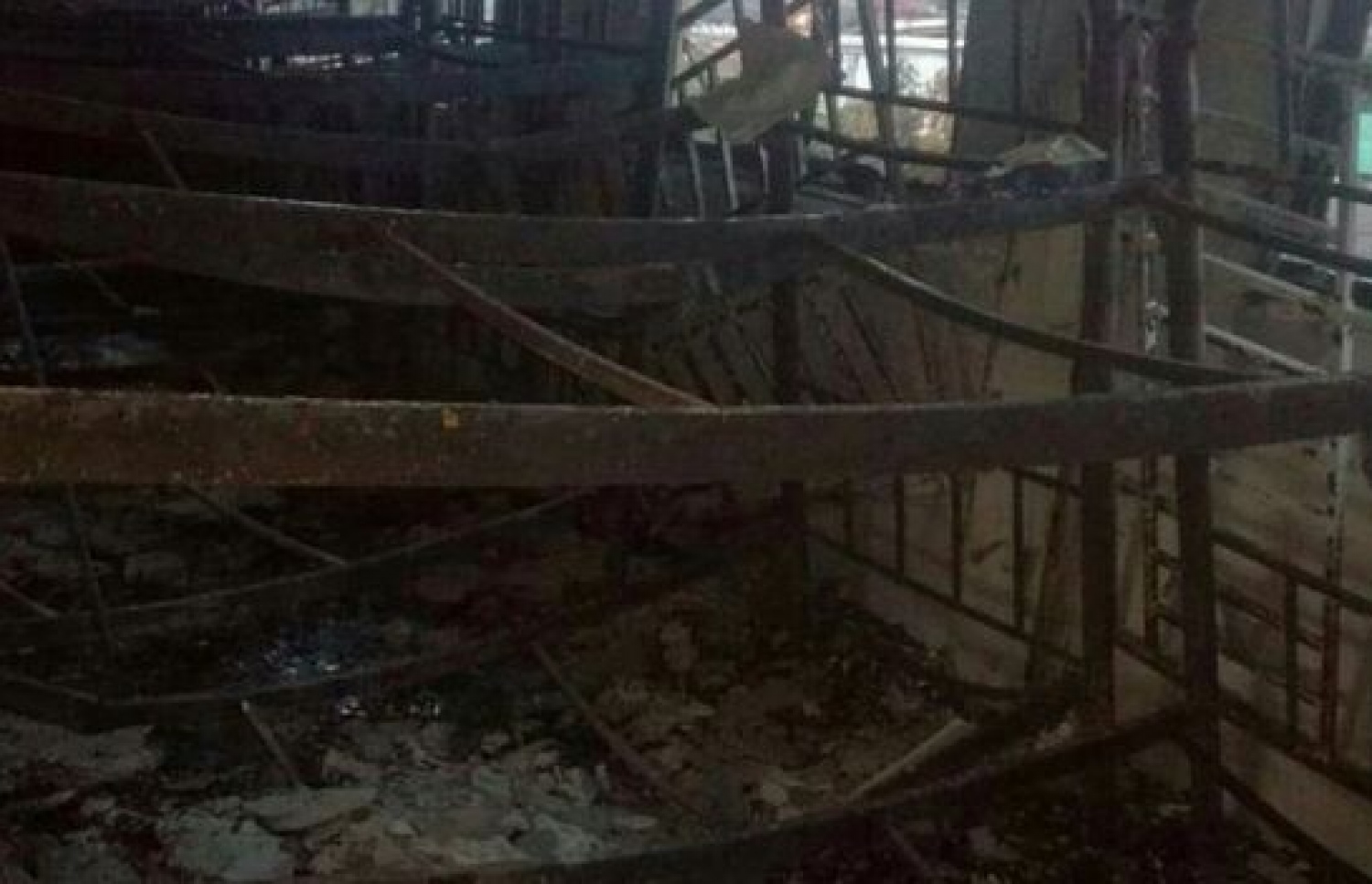 މެލޭޝިއާގައި އަލިފާނުގެ ހާދިސާ ހިނގި ސްކޫލުގައި ދަރިވަރުން ނިދާ އެނދުތައް އަނދާފައި. --ފޮޓޯ:ރޮއިޓާސް