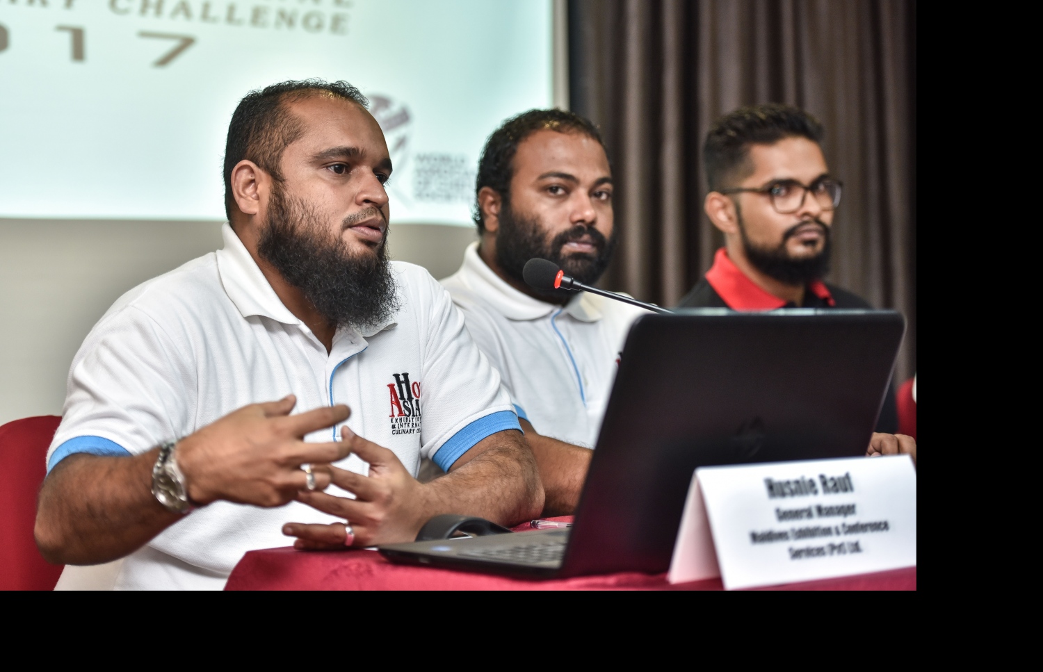 ހުސްނީ، ނޫސްވެރިންނަށް މައުލޫމާތު ދެއްވަނީ.-- ފޮޓޯ: މިހާރު/ހުސައިން ވަހީދު