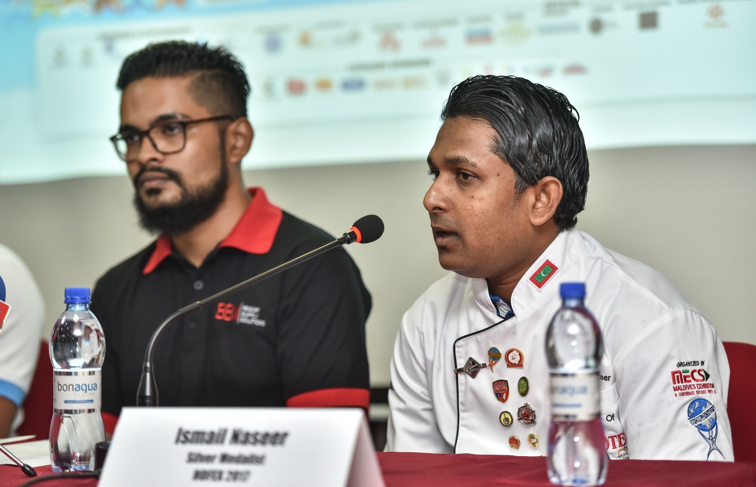 ޝެފް ނަސީރު، ނޫސްވެރިންނަށް މައުލޫމާތު ދެއްވަނީ.-- ފޮޓޯ: މިހާރު/ހުސައިން ވަހީދު