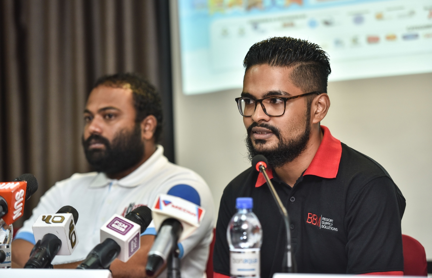 އަފްރާހް، ނޫސްވެރިންނަށް މައުލޫމާތު ދެއްވަނީ.-- ފޮޓޯ: މިހާރު/ހުސައިން ވަހީދު