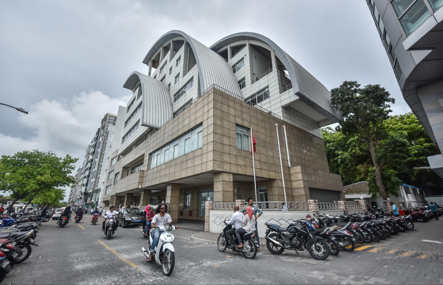 ފޮރިން މިނިސްޓްރީ: އެތަނުގެ އިސްވެރިއަކު އަންހެން މުވައްޒަފަކަށް ޖިންސީ ފުރައްސާރަކުރި މައްސަލައެއް ވަނީ ފެންމަތިވެފައި. --ފޮޓޯ/މިހާރު