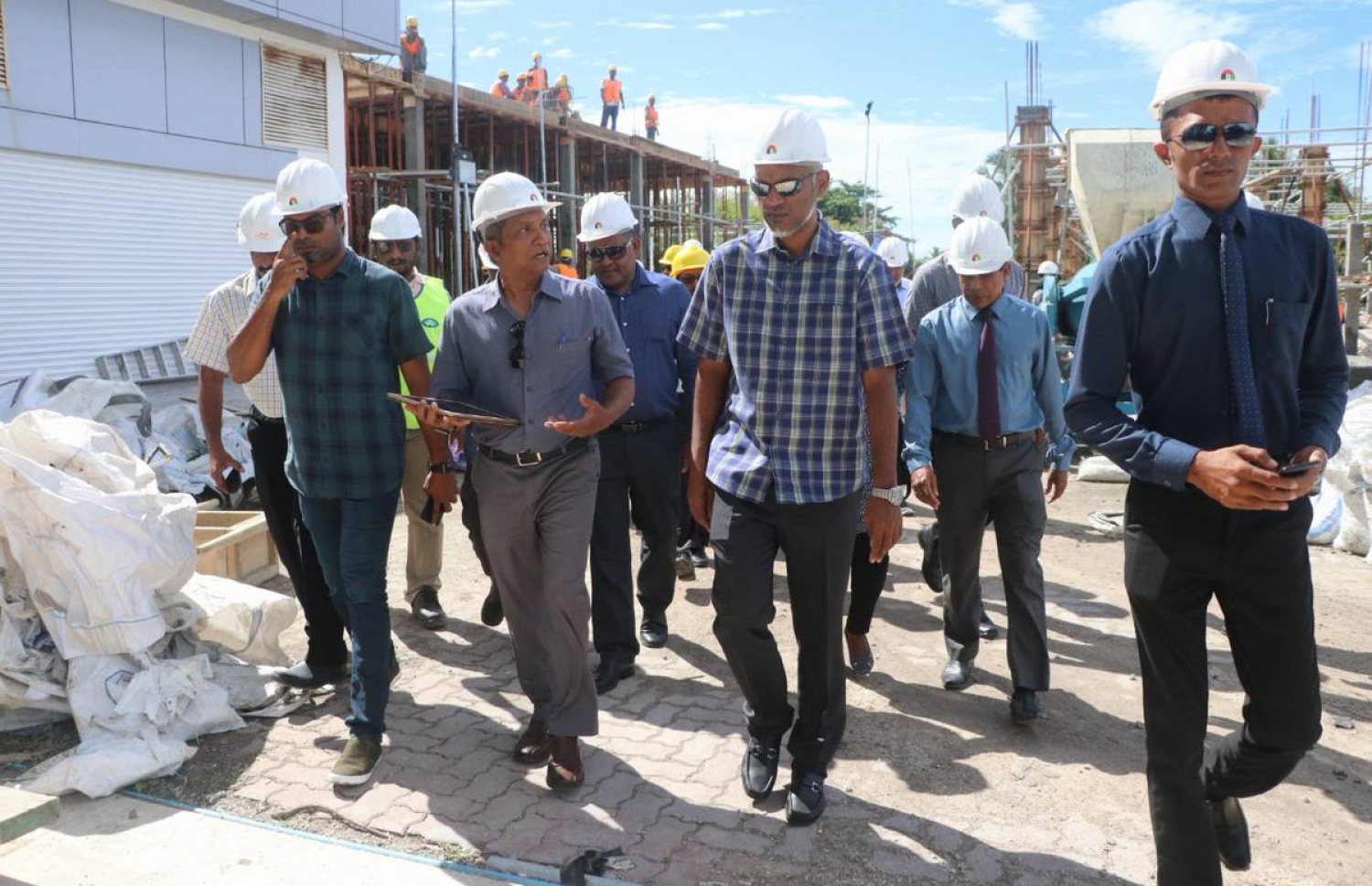 އައްޑޫގެ އާ ހޮސްޕިޓަލްގެ މަސައްކަތް ކުރިއަށް ގެންދާ ގޮތް ހައުސިން މިނިސްޓަރު މުއިއްޒު މިއަދު ބައްލަވަނީ.--- ފޮޓޯ: ހައުސިން މިނިސްޓްރީ