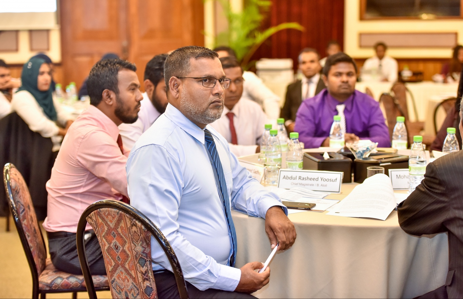 ބަނޑޮސް ރިސޯޓް: ސެޕްޓެމްބަރު 14، 2017- ފަނޑިޔާރުންގެ މަހާސިންތާގެ މިއަދުގެ ސެޝަންގެ ތެރެއިން: މި މަހާސިންތާ ފެށުމުގެ ރަސްމިއްޔާތުގައި ވަނީ ފަނޑިޔާރުންނާއި ގާނޫނީ ވަކީލުންނާއި ކޯޓުތަކުގެ މުވައްޒަފުންނަށް ދާއިމީ ގޮތެއްގައި ތައުލީމާއި ތަމްރީނު ދިނުމުގައި އެހީތެރިވުމުގެ ގޮތުން ޖުޑިޝަލް އެކަޑަމީ އާއި މެލޭޝިއާގެ އިސްލާމިކް ޔުނިވާސިޓީއާ ދެމެދު އެއްބަސްވުމެއްގައި ސޮއިކޮށްފައި.---ފޮޓޯ: ނިޝާން އަލީ/މިހާރު