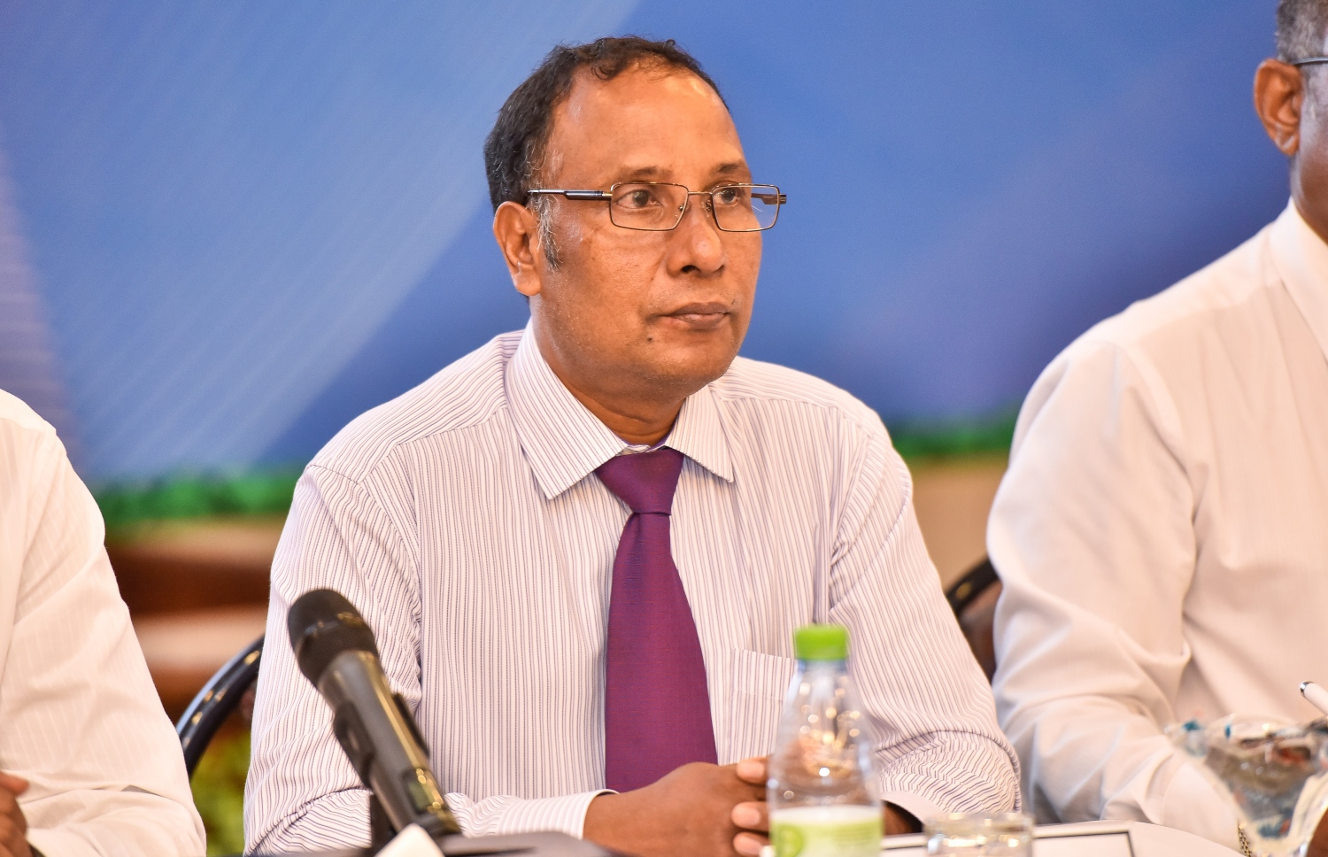 ބަނޑޮސް ރިސޯޓް: ސެޕްޓެމްބަރު 14، 2017- ފަނޑިޔާރުންގެ މަހާސިންތާގެ މިއަދުގެ ސެޝަންގައި ހައި ކޯޓުގެ ކުރީގެ އިސް ގާޒީ އަދި މިހާރު ޖުވެނައިލް ކޯޓުގެ ގާޒީ ޝަރީފް ބައިވެރިވެވަޑައިގަންނަވަނީ: މި މަހާސިންތާ ފެށުމުގެ ރަސްމިއްޔާތުގައި ވަނީ ފަނޑިޔާރުންނާއި ގާނޫނީ ވަކީލުންނާއި ކޯޓުތަކުގެ މުވައްޒަފުންނަށް ދާއިމީ ގޮތެއްގައި ތައުލީމާއި ތަމްރީނު ދިނުމުގައި އެހީތެރިވުމުގެ ގޮތުން ޖުޑިޝަލް އެކަޑަމީ އާއި މެލޭޝިއާގެ އިސްލާމިކް ޔުނިވާސިޓީއާ ދެމެދު އެއްބަސްވުމެއްގައި ސޮއިކޮށްފައި.---ފޮޓޯ: ނިޝާން އަލީ/މިހާރު