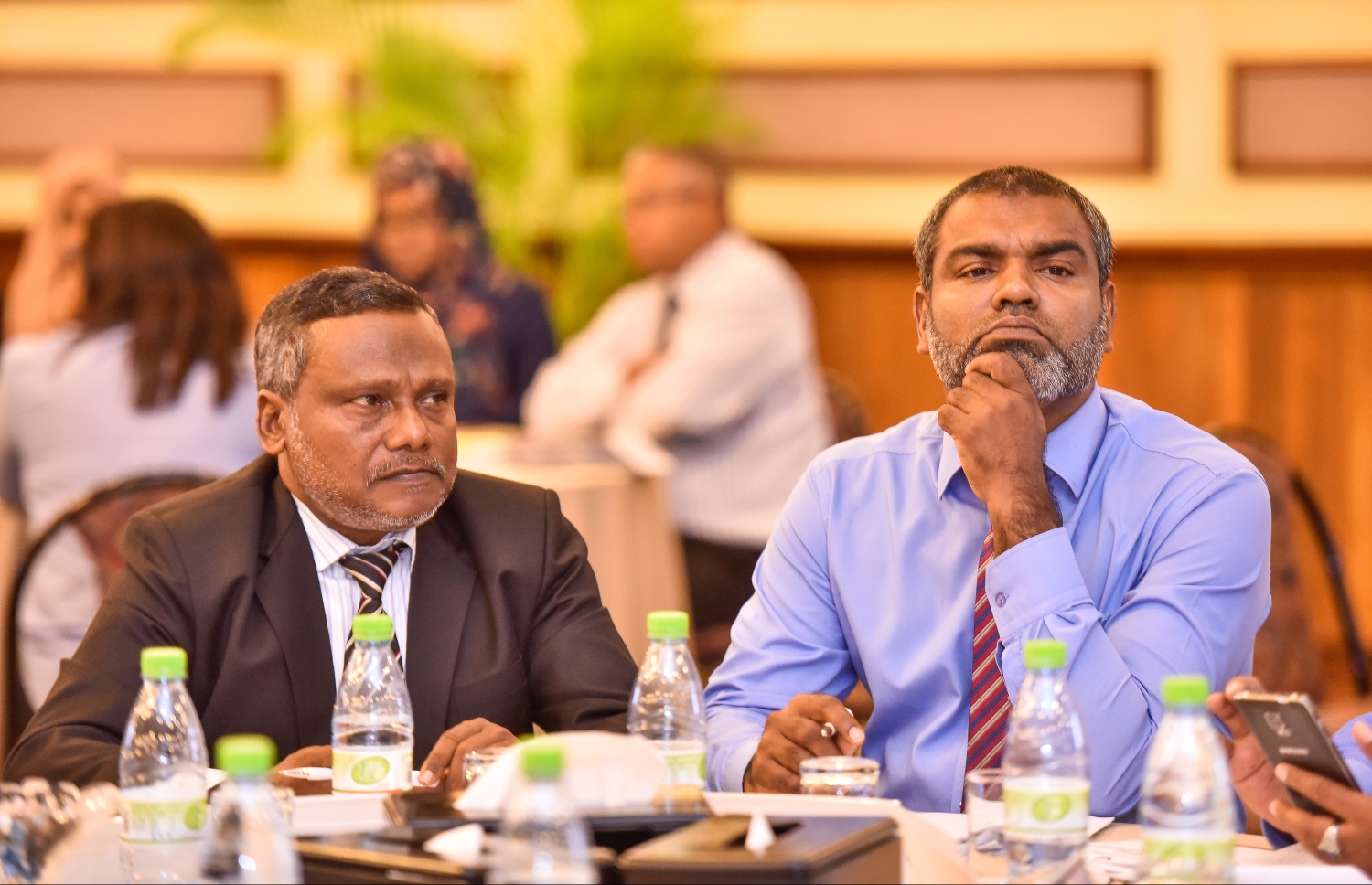 ބަނޑޮސް ރިސޯޓް: ސެޕްޓެމްބަރު 14، 2017- ފަނޑިޔާރުންގެ މަހާސިންތާގެ މިއަދުގެ ސެޝަންގައި ބައެއް ފަނޑިޔާރުން: މި މަހާސިންތާ ފެށުމުގެ ރަސްމިއްޔާތުގައި ވަނީ ފަނޑިޔާރުންނާއި ގާނޫނީ ވަކީލުންނާއި ކޯޓުތަކުގެ މުވައްޒަފުންނަށް ދާއިމީ ގޮތެއްގައި ތައުލީމާއި ތަމްރީނު ދިނުމުގައި އެހީތެރިވުމުގެ ގޮތުން ޖުޑިޝަލް އެކަޑަމީ އާއި މެލޭޝިއާގެ އިސްލާމިކް ޔުނިވާސިޓީއާ ދެމެދު އެއްބަސްވުމެއްގައި ސޮއިކޮށްފައި.---ފޮޓޯ: ނިޝާން އަލީ/މިހާރު