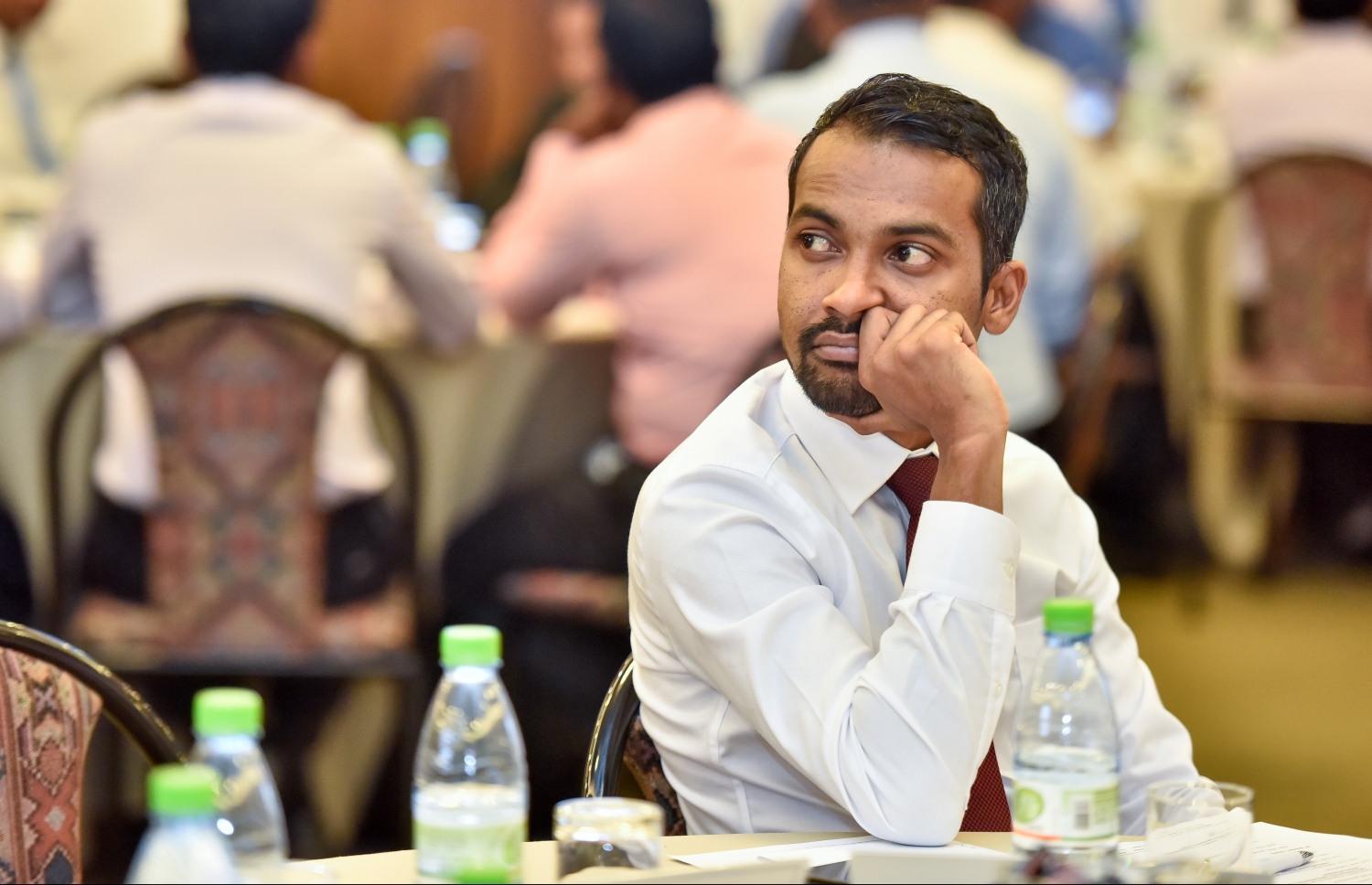 ބަނޑޮސް ރިސޯޓް: ސެޕްޓެމްބަރު 14، 2017- ފަނޑިޔާރުންގެ މަހާސިންތާގެ މިއަދުގެ ސެޝަންގެ ތެރެއިން: މި މަހާސިންތާ ފެށުމުގެ ރަސްމިއްޔާތުގައި ވަނީ ފަނޑިޔާރުންނާއި ގާނޫނީ ވަކީލުންނާއި ކޯޓުތަކުގެ މުވައްޒަފުންނަށް ދާއިމީ ގޮތެއްގައި ތައުލީމާއި ތަމްރީނު ދިނުމުގައި އެހީތެރިވުމުގެ ގޮތުން ޖުޑިޝަލް އެކަޑަމީ އާއި މެލޭޝިއާގެ އިސްލާމިކް ޔުނިވާސިޓީއާ ދެމެދު އެއްބަސްވުމެއްގައި ސޮއިކޮށްފައި.---ފޮޓޯ: ނިޝާން އަލީ/މިހާރު