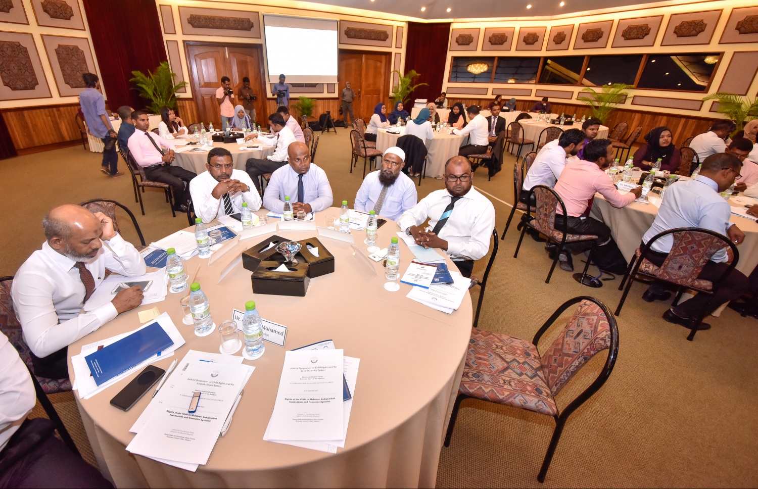 ބަނޑޮސް ރިސޯޓް: ސެޕްޓެމްބަރު 14، 2017- ފަނޑިޔާރުންގެ މަހާސިންތާގެ މިއަދުގެ ސެޝަންގެ ތެރެއިން: މި މަހާސިންތާ ފެށުމުގެ ރަސްމިއްޔާތުގައި ވަނީ ފަނޑިޔާރުންނާއި ގާނޫނީ ވަކީލުންނާއި ކޯޓުތަކުގެ މުވައްޒަފުންނަށް ދާއިމީ ގޮތެއްގައި ތައުލީމާއި ތަމްރީނު ދިނުމުގައި އެހީތެރިވުމުގެ ގޮތުން ޖުޑިޝަލް އެކަޑަމީ އާއި މެލޭޝިއާގެ އިސްލާމިކް ޔުނިވާސިޓީއާ ދެމެދު އެއްބަސްވުމެއްގައި ސޮއިކޮށްފައި.---ފޮޓޯ: ނިޝާން އަލީ/މިހާރު