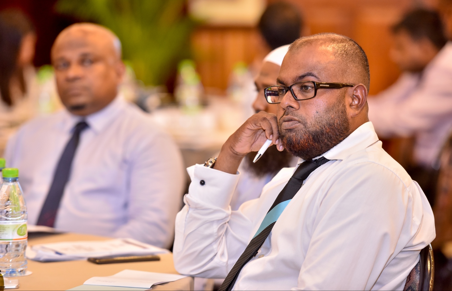 ބަނޑޮސް ރިސޯޓް: ސެޕްޓެމްބަރު 14، 2017- ފަނޑިޔާރުންގެ މަހާސިންތާގެ މިއަދުގެ ސެޝަންގެ ތެރެއިން: މި މަހާސިންތާ ފެށުމުގެ ރަސްމިއްޔާތުގައި އުއްތަމަ ފަނޑިޔާރު އަބްދުﷲ ސައީދު ވިދާޅުވީ އިލެކްޓްރޯކިން ނިޒާމެއް މެދުވެރިކޮށް ކޯޓުތަކަށް މައްސަލަ ހުށަހެޅޭނެ ގޮތެއް ހެދުމުގެ މަސައްކަތް ކުރަމުން އަންނަ ކަމަށް.---ފޮޓޯ: ނިޝާން އަލީ/މިހާރު