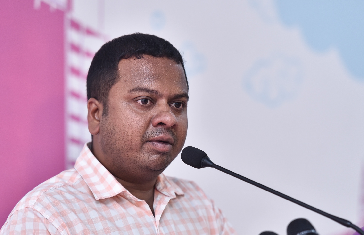 ޕީޕީއެމުން މިދިޔަ ބުރާސްފަތި ދުވަހުގެ ރޭ މާލޭގައި ބޭއްވި ޖަލްސާގައި މުންދު ވާހަކަ ދައްކަވަނީ.---މިހާރު ފޮޓޯ