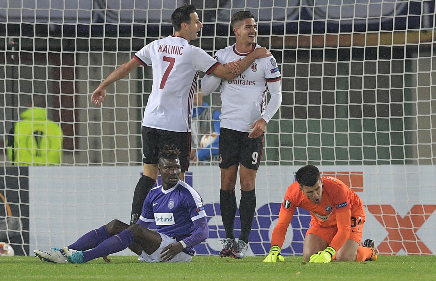 ލަނޑު ޖެހުމަށް ފަހު މިލާންގެ އަންދްރޭ ސިލްވާ (ކ) އާއި ކަލިނިޗް އުފާފާޅުކުރަނީ.-- ފޮޓޯ: އޭއެފްޕީ