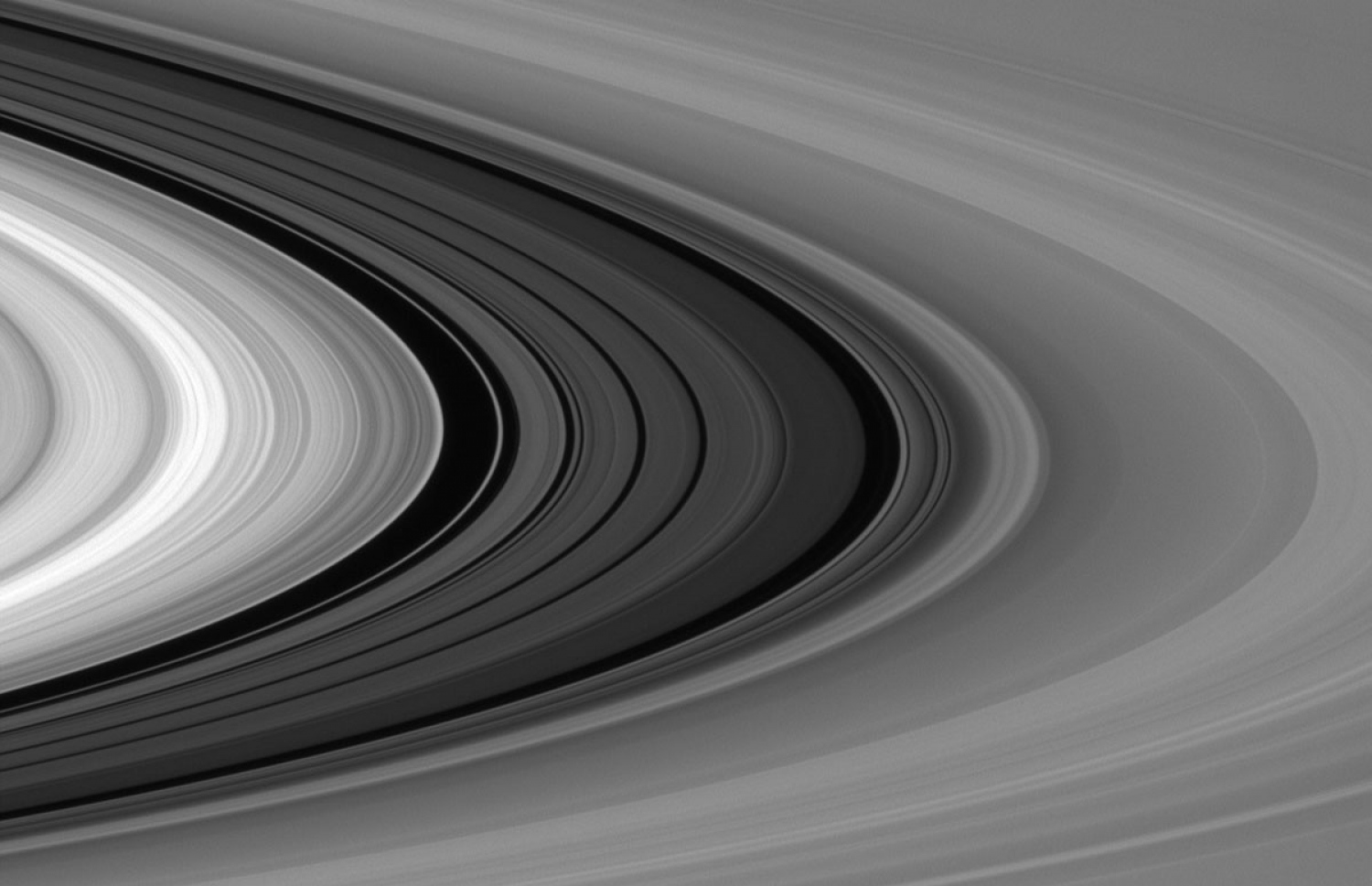 ސެޓާންގެ ރިންގްތަކުގެ ފިނިހޫނުމިނާއި އެ އުފެދިފައިވާ ގޮތް ދިރާސާކުރުމުގެ ފުރުސަތު ސައިންސްވެރިންނަށް ހޯދައިދިނީ ކެސީނީންނެވެ. ރިންގްތަކުގެ މި ފޮޓޯ ނެގީ ސެޓާންގެ ބިމާ 1.2 މިލިއަން ކިލޯމީޓަރު ދުރުންނެވެ. ރިންގްތައް އުފެދިފައި ވަނީ މައިގަނޑު ގޮތެއްގައި ގަނޑުފެނުގެ ބައިތަކުންނެވެ. ވަރަށް ކުދިކުދި އެތިއެތިކޮޅުން ފެށިގެން އެ ބައިތަކުގެ ބޮޑުމިން އެތައް މީޓަރަކަށް އަރަ އެވެ.