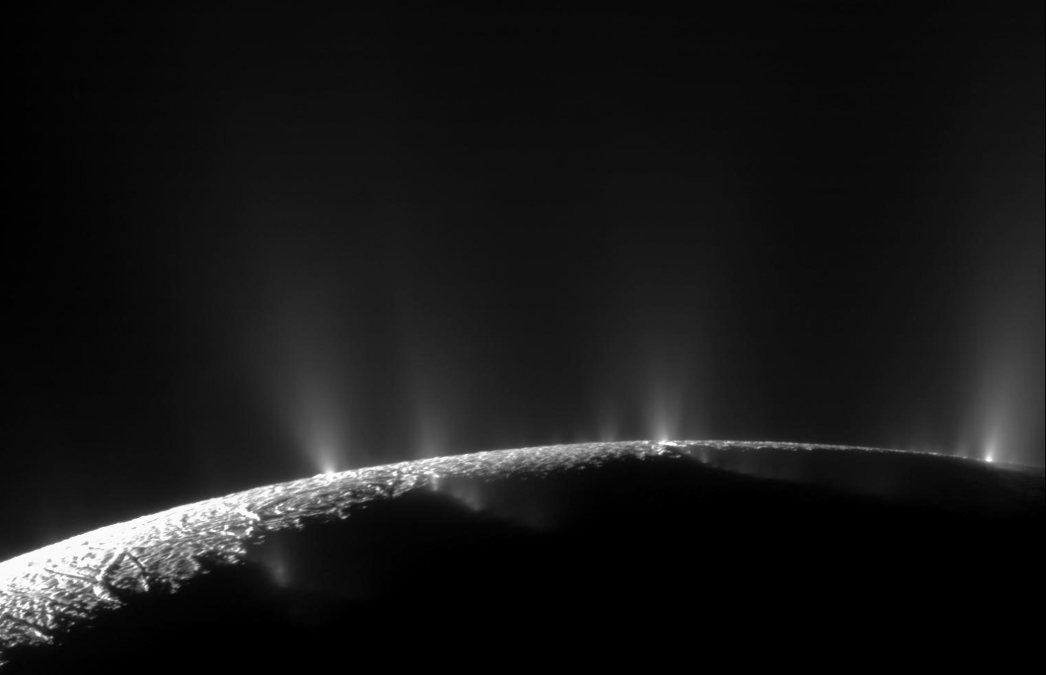 ކެސީނީގެ ކުރިން ސައިންސްވެރިން ގަބޫލުކުރީ ސެޓާންގެ ހަ ވަނައަށް އެންމެ ބޮޑު ހަނދު އެންސެލަޑޫސް އަކީ ހަމައެކަނި ގަނޑުވެފައިވާ ހަރު އެތިގަނޑެއް ކަމަށެވެ. އެކަމަކު ކެސީނީން ނެގި މި ފޮޓޯއިން، އެ ހަނދުގެ ބިންގަނޑުން މައްޗަށް ފެން ބުރާތަން ފެނެ އެވެ. މިހާރު އެނގެނީ ގަނޑުފެންގަނޑުގެ ދަށުގައި ދެމިފައިވާ ބޮޑު ކަނޑެއް އޮތް ކަމެވެ. އެ ފެނުގެ އަސަރު ދެނެގަނެވޭހާ ކައިރިން ކެސީނީ ހުރަސްކުރުމުން އެނގުނީ ދިރުމެއް އުފެދެން ބޭނުންވާ ހުރިހާ އަސާސްތަކެއް އޭގައި ހުރި ކަމެވެ. މިއީ ދުނިޔެ ފިޔަވައި ކާއިނާތުގެ އެހެން ތަނަކުން އެއްވެސް ކަހަލަ ދިރުމެއް ހޯދަން ކުރާ މަސައްކަތުގައި އުޅަނދެއް ފޮނުވަން އެންމެ އެކަށީގެންވާ ތަން ކަމަށް ބެލެވެ އެވެ.