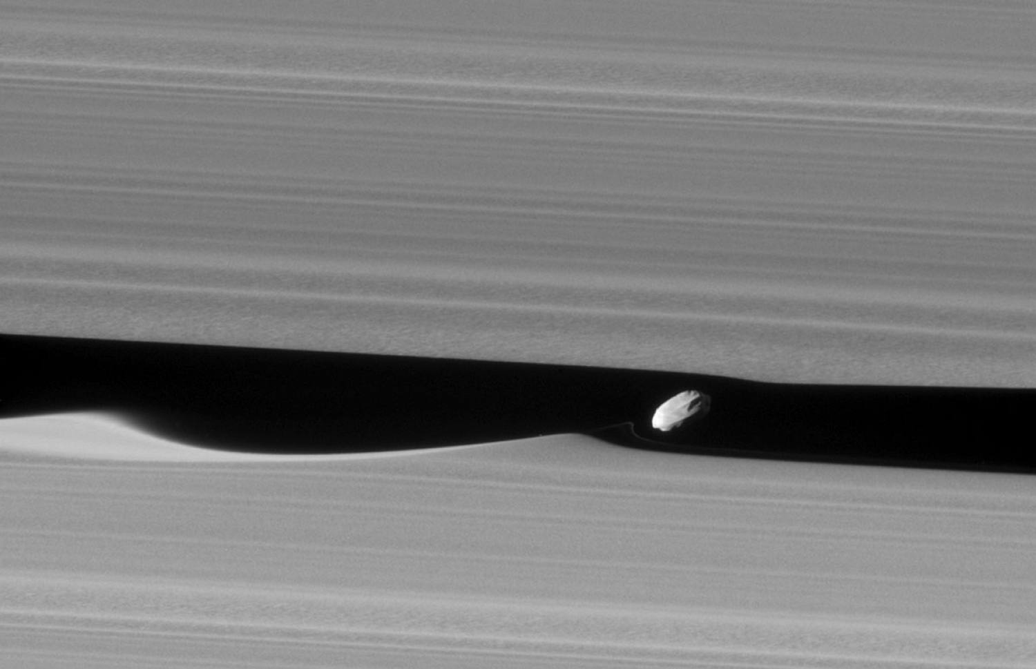 ސެޓާންގެ ހަނދެއް ކަމަށްވާ އެންމެ 8 ކިލޯމީޓަރުގެ ޑަފްނިސް ކުޑަޔަސް އޭގެ އެނބުރުމުން ރިންގްތަކުގައި ރާޅުބާނީ އުފައްދަ އެވެ. އަދި ރިންގްތަކުގެ ބައެއް ގަނޑުފެންތައް ނައްޓައިގެން ގޮސް ހަނދުގައި ހަރުލާފައި ވެސް ވެ އެވެ.