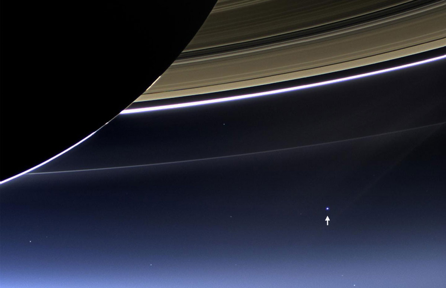 ކެސީނީގެ 20 އަހަރުގެ ދަތުރުގައި ދުނިޔޭގެ ފޮޓޯ ވެސް ނެގި އެވެ. އެކަމަކު ދުނިޔެއާ ގާތްގަނޑަކަށް 1.4 ބިލިއަން ކިލޯމީޓަރު ދުރުގައި ވާ ސެޓާންގެ ސަރަހައްދުން ނެގި އެ ފޮޓޯގައި ދުނިޔެ ފެންނަނީ ނޫ ކުލައިގެ ކުޑަކުޑަ ތިއްކެއް ވަރަށެވެ.