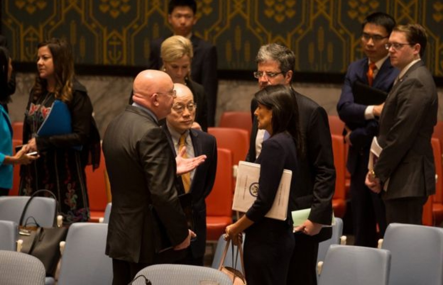 ނޯތު ކޮރެއާއާ ދެކޮޅަށް ސަލާމަތީ މަޖިލީހުގައި ނެގި ވޯޓަށް ފަހު މެންބަރު ގައުމުތަކުގެ ބައެއް މަންދޫބުން މަޝްވަރާ ކުރައްވަނީ. --ފޮޓޯ:ބީބީސީ