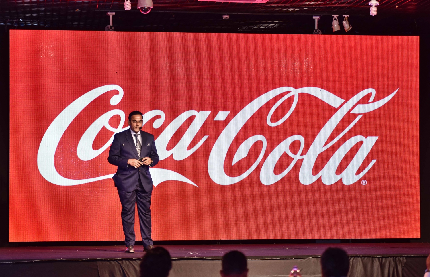 ސެޕްޓެމްބަރު 16، 2017- ކޮކާ ކޯލާގެ އުފެއްދުންތަކަށް އޮންލައިންކޮށް އޯޑަރު ކުރެވޭ "ކޯކް 2 ހޯމް" އެޕްލިކޭޝަން ލޯންޗު ކުރުމަށް ބޭއްވި ހަފްލާގެ ތެރެއިން.---ފޮޓޯ: ހުސެއިން ވަހީދު/މިހާރު