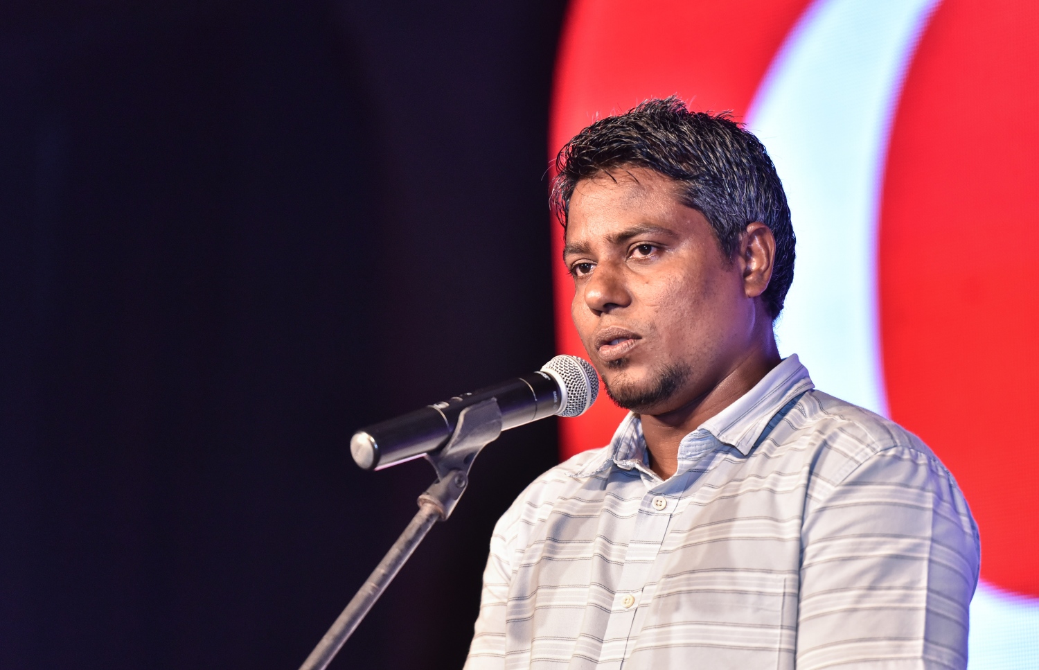 ސެޕްޓެމްބަރު 16، 2017- ކޮކާ ކޯލާގެ އުފެއްދުންތަކަށް އޮންލައިންކޮށް އޯޑަރު ކުރެވޭ "ކޯކް 2 ހޯމް" އެޕްލިކޭޝަން ލޯންޗު ކުރުމަށް ބޭއްވި ހަފްލާގައި އިކޮނޮމިކް މިނިސްޓްރީގެ ޑެޕިއުޓީ މިނިސްޓަރު ތައުފީގު ވާހަކަ ދައްކަވަނީ.---ފޮޓޯ: ހުސެއިން ވަހީދު/މިހާރު