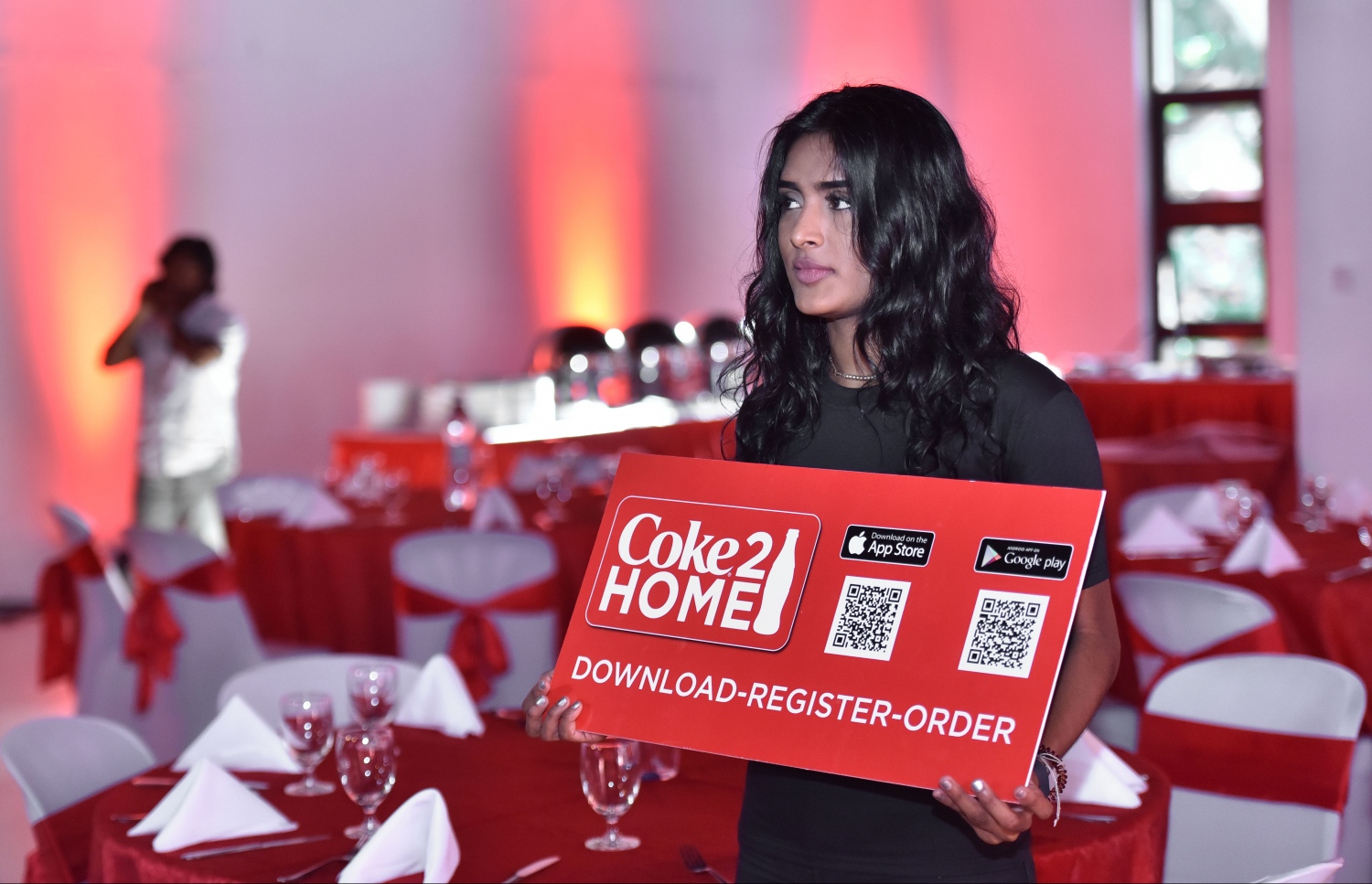 ސެޕްޓެމްބަރު 16، 2017- ކޮކާ ކޯލާގެ އުފެއްދުންތަކަށް އޮންލައިންކޮށް އޯޑަރު ކުރެވޭ "ކޯކް 2 ހޯމް" އެޕްލިކޭޝަން ލޯންޗު ކުރުމަށް ބޭއްވި ހަފްލާގެ ތެރެއިން.---ފޮޓޯ: ހުސެއިން ވަހީދު/މިހާރު