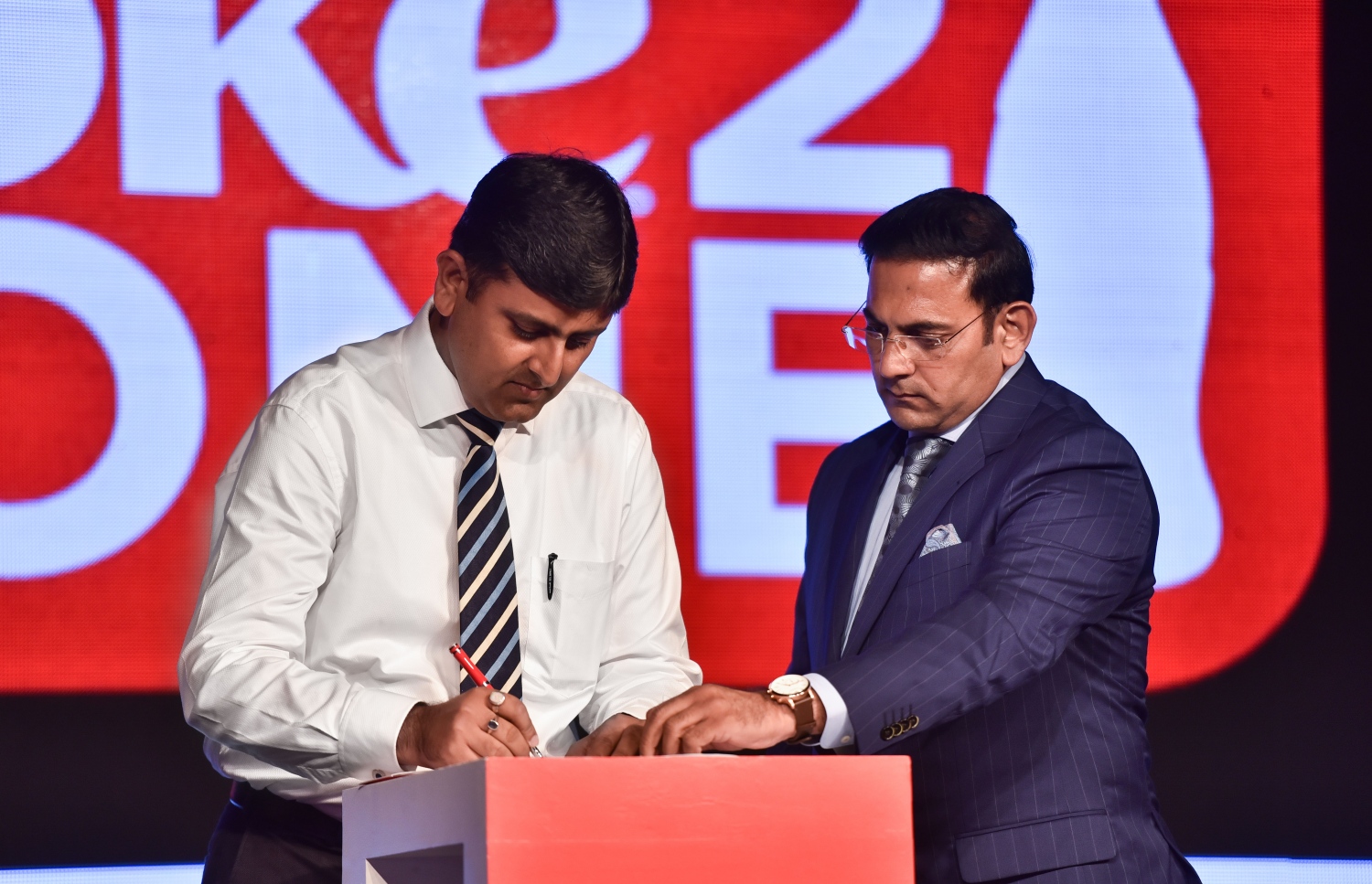 ސެޕްޓެމްބަރ 16، 2017- ކޮކާ ކޯލާގެ އުފެއްދުންތަކަށް އޮންލައިންކޮށް އޯޑަރު ކުރެވޭ "ކޯކް 2 ހޯމް" އެޕްލިކޭޝަން ލޯންޗު ކުރުމަށް ބޭއްވި ހަފްލާގެ ތެރެއިން.---ފޮޓޯ: ހުސެއިން ވަހީދު/މިހާރު