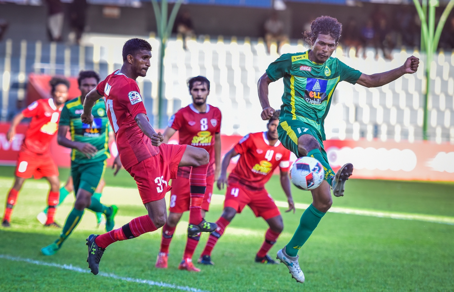 މާޒިޔާގެ ސަމުއްޓެ (ކ) ބޯޅަ ފޮނުވާލާއިރު ޓީސީގެ ޒާދު އެ ދިފާއުކުރަން މަސައްކަތް ކުރަނީ.-- ފޮޓޯ: ނިޝާން އަލީ/ މިހާރު