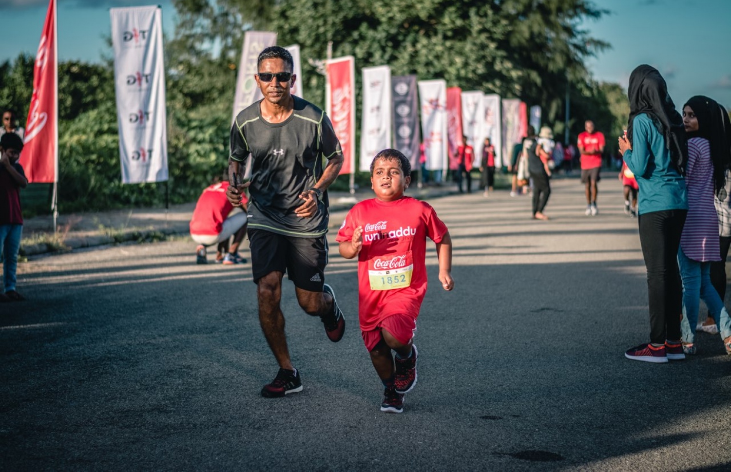 ހިތަދޫ، އައްޑޫ ސިޓީ (ސެޕްޓެމްބަރު 17) – ކޮކާކޯލާ ޓީއެފްޖީ "ރަން އިން އައްޑޫ" އިވެންޓުގެ ތެރެއިން. –ފޮޓޯ: އިބްރާހިމް އުޝާފަތު