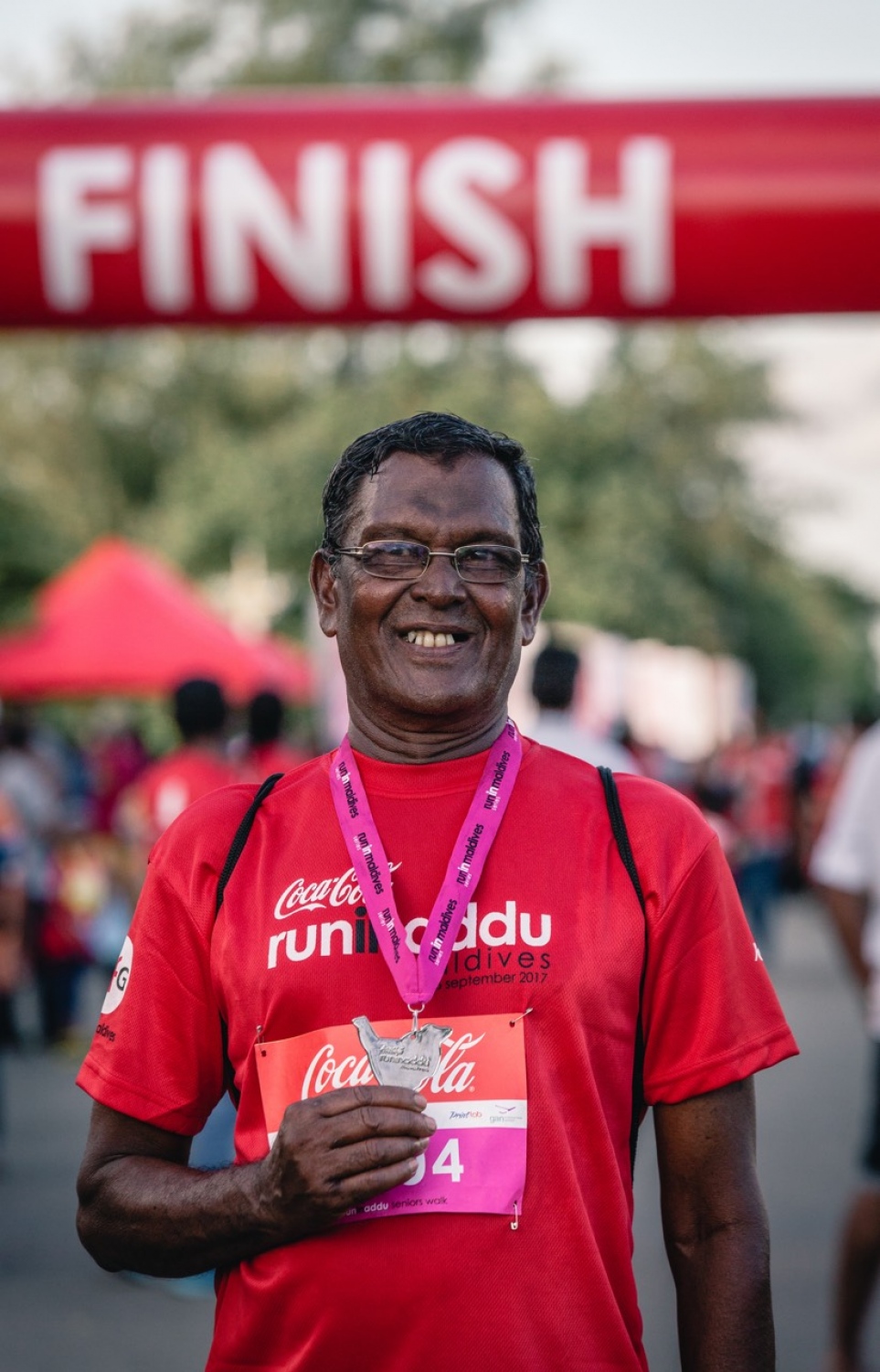 ހިތަދޫ، އައްޑޫ ސިޓީ (ސެޕްޓެމްބަރު 17) – ކޮކާކޯލާ ޓީއެފްޖީ "ރަން އިން އައްޑޫ" އިވެންޓުގެ ބައިވެރިވި ބައިވެރިއެއް. –ފޮޓޯ: އިބްރާހިމް އުޝާފަތު