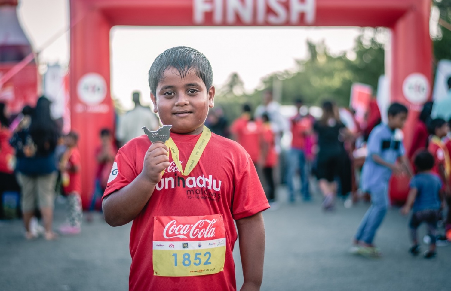 ހިތަދޫ، އައްޑޫ ސިޓީ (ސެޕްޓެމްބަރު 17) – ކޮކާކޯލާ ޓީއެފްޖީ "ރަން އިން އައްޑޫ" އިވެންޓުގައި ބައިވެރިވި ކުޑަ ކުއްޖަކު މެޑަލް ދައްކާލަނީ. –ފޮޓޯ: އިބްރާހިމް އުޝާފަތު