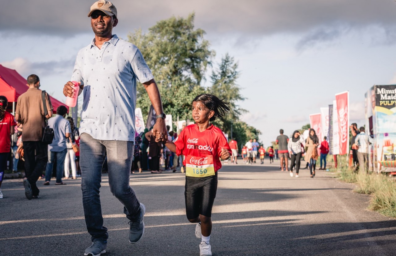 ހިތަދޫ، އައްޑޫ ސިޓީ (ސެޕްޓެމްބަރު 17) – ކޮކާކޯލާ ޓީއެފްޖީ "ރަން އިން އައްޑޫ" އިވެންޓުގައި ބަޔަކު ދުވަނީ. –ފޮޓޯ: އިބްރާހިމް އުޝާފަތު