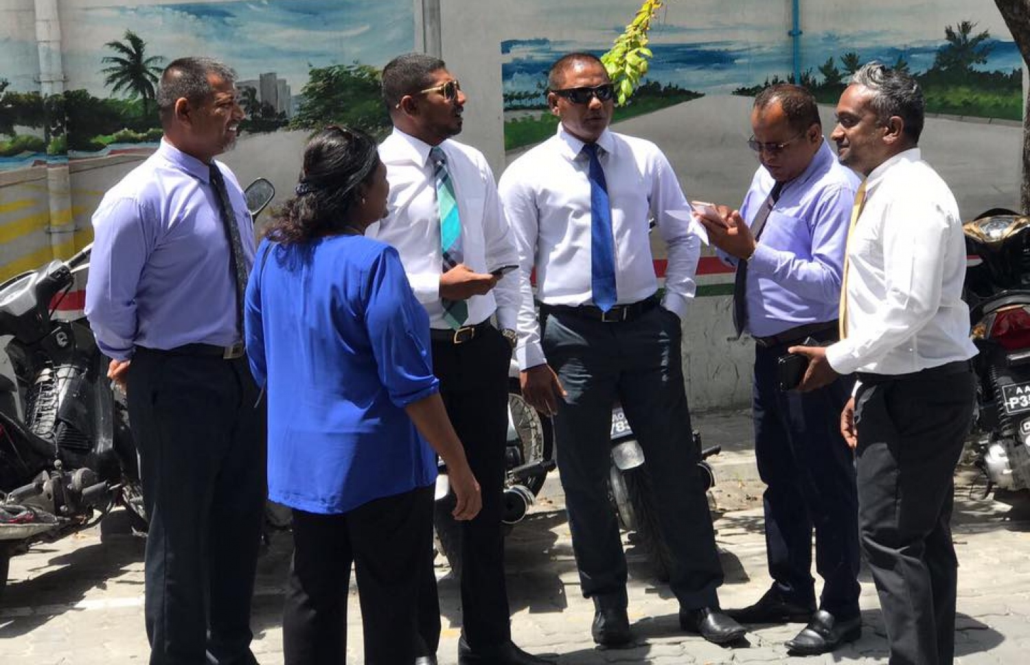 ފްލެޓާ ގުޅޭގޮތުން މައުލޫމާތު ސާފުކުރުމަށް މަޖިލިސް މެމްބަރުންނާއެކު ސިޓީ ކައުންސިލްގެ ބައެއް މެމްބަރުން ހައުސިން މިނިސްޓްރީގައި-- ފޮޓޯ/ އަހުމަދު މަހުލޫފް