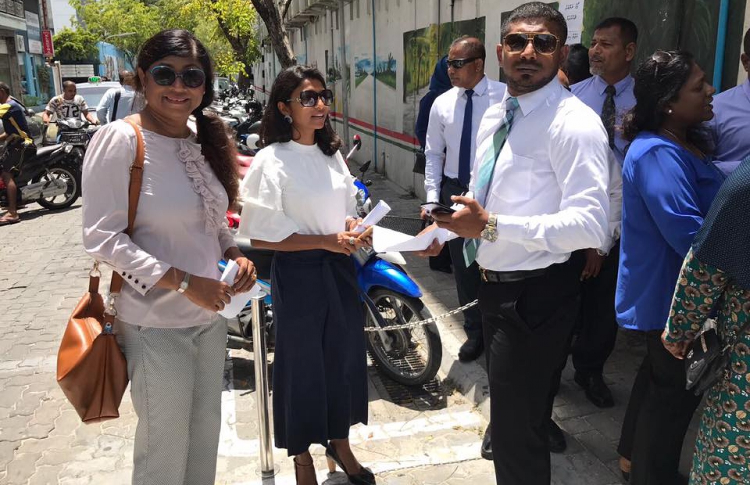 ފްލެޓް ލިބުނު މީހުންގެ ލިސްޓު އާއްމުނުކޮށްގެން ޝަކުވާ ހުށަހަޅުއްވަން، ރައްޔިތުންގެ މަޖިލީހުންގެ މެމްބަރުންތަކަކާ އެކު   މިދިޔަ އަހަރުގެ ސެޕްޓެމްބަރު މަހުގެ ތެރޭގައި މަހްލޫފް ހައުސިން މިނިސްޓްރީގައި.