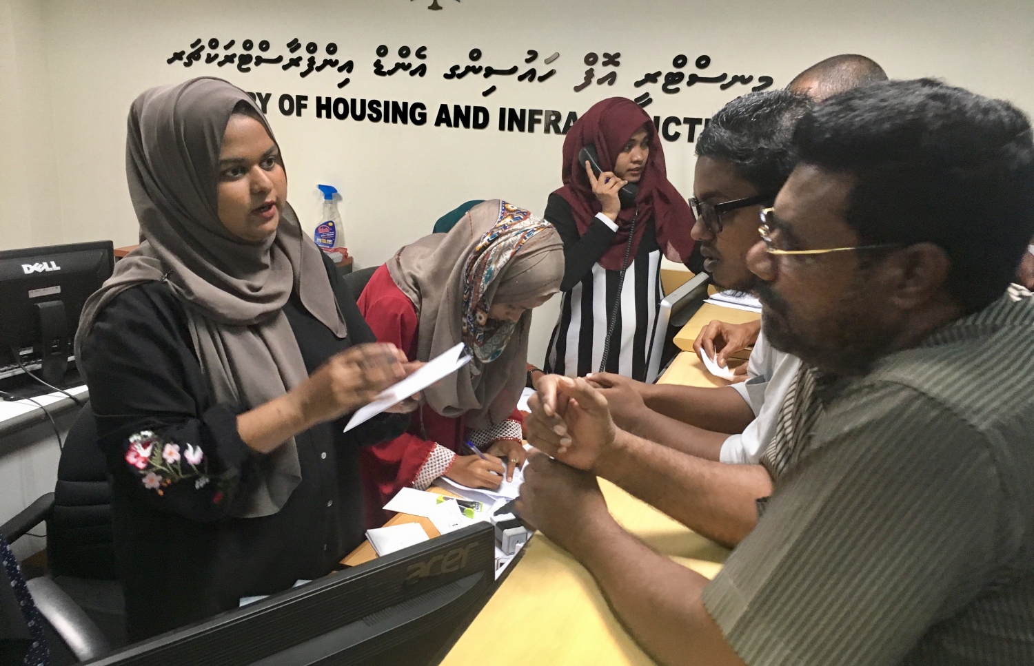 ފްލެޓް އިން އުސޫލް ހާމަކޮށްދޭން އެދި މީހަކު ހައުސިން މިނިސްޓްރީ އަށް މިއަދު ޝަކުވާ ހުށަހަޅަނީ. --ފޮޓޯ: ނިޝާން އަލީ/މިހާރު